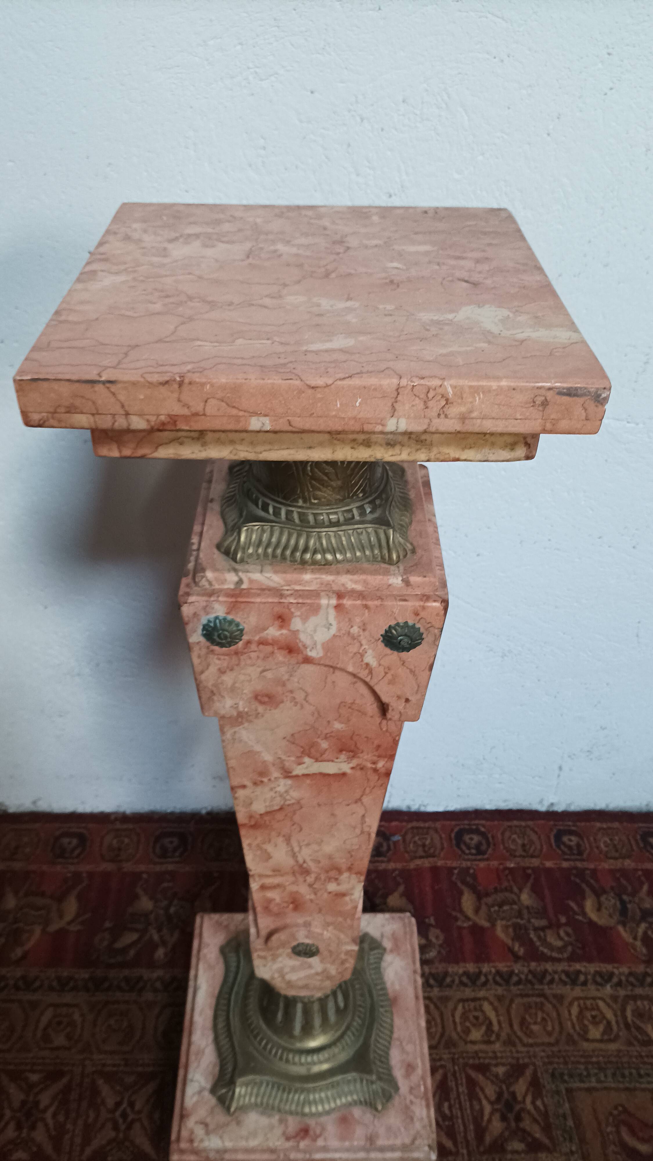 Tall column in pink marble and bronze, Louis XVI style