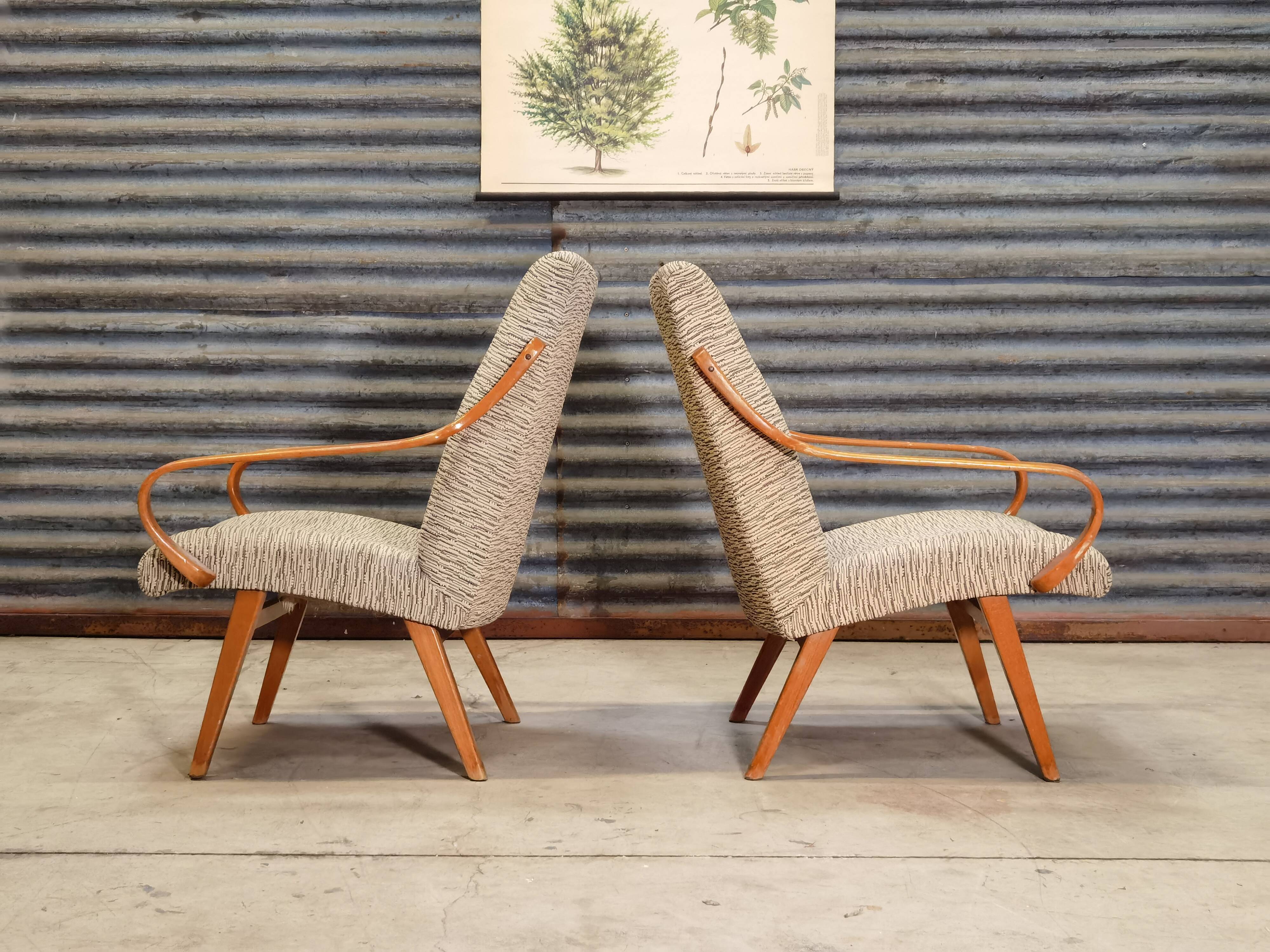 Paire de fauteuils 6953 de Jaroslav Smidek