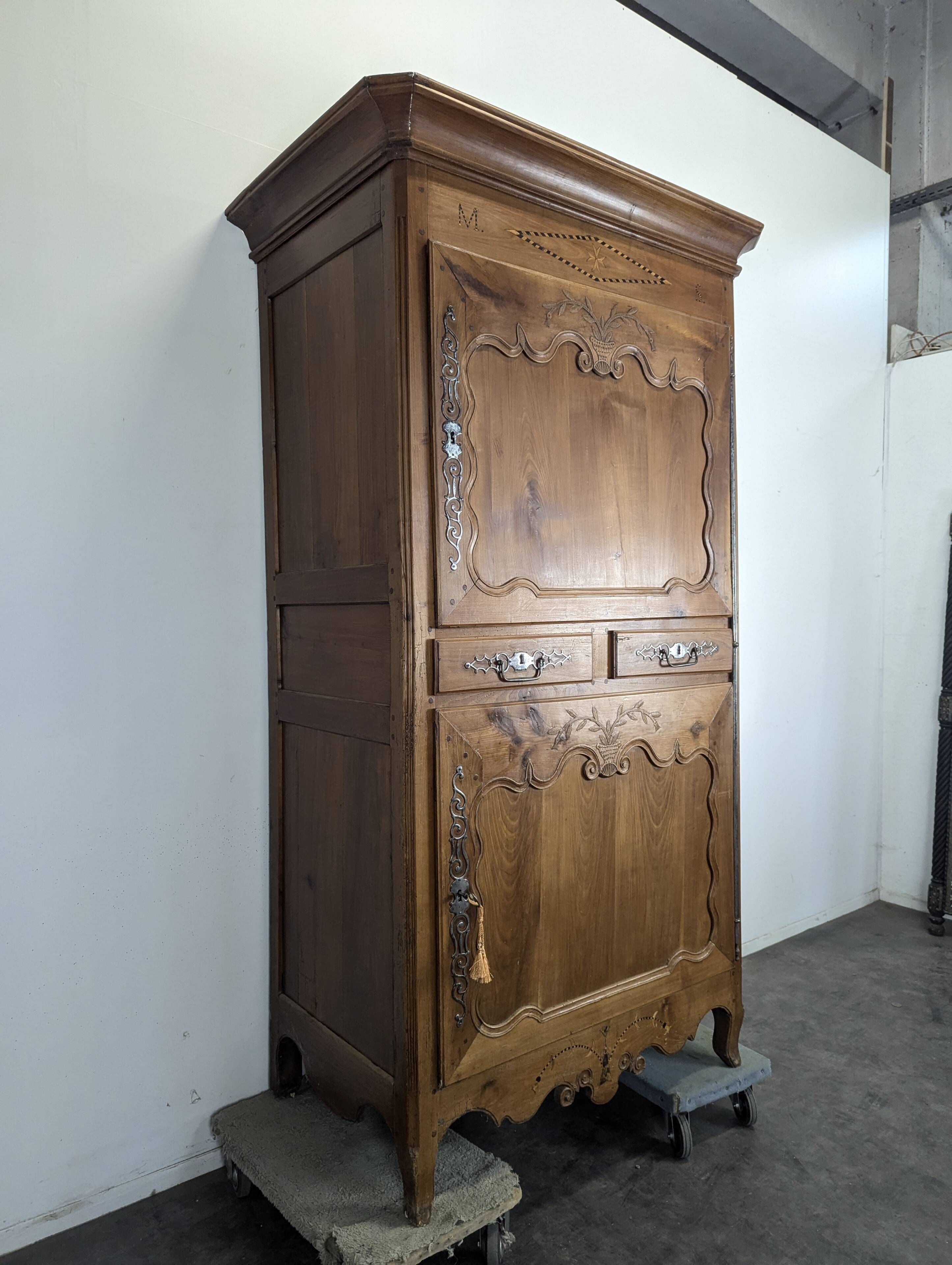 Standing man Louis XV in carved and marquetry cherry wood with a star.