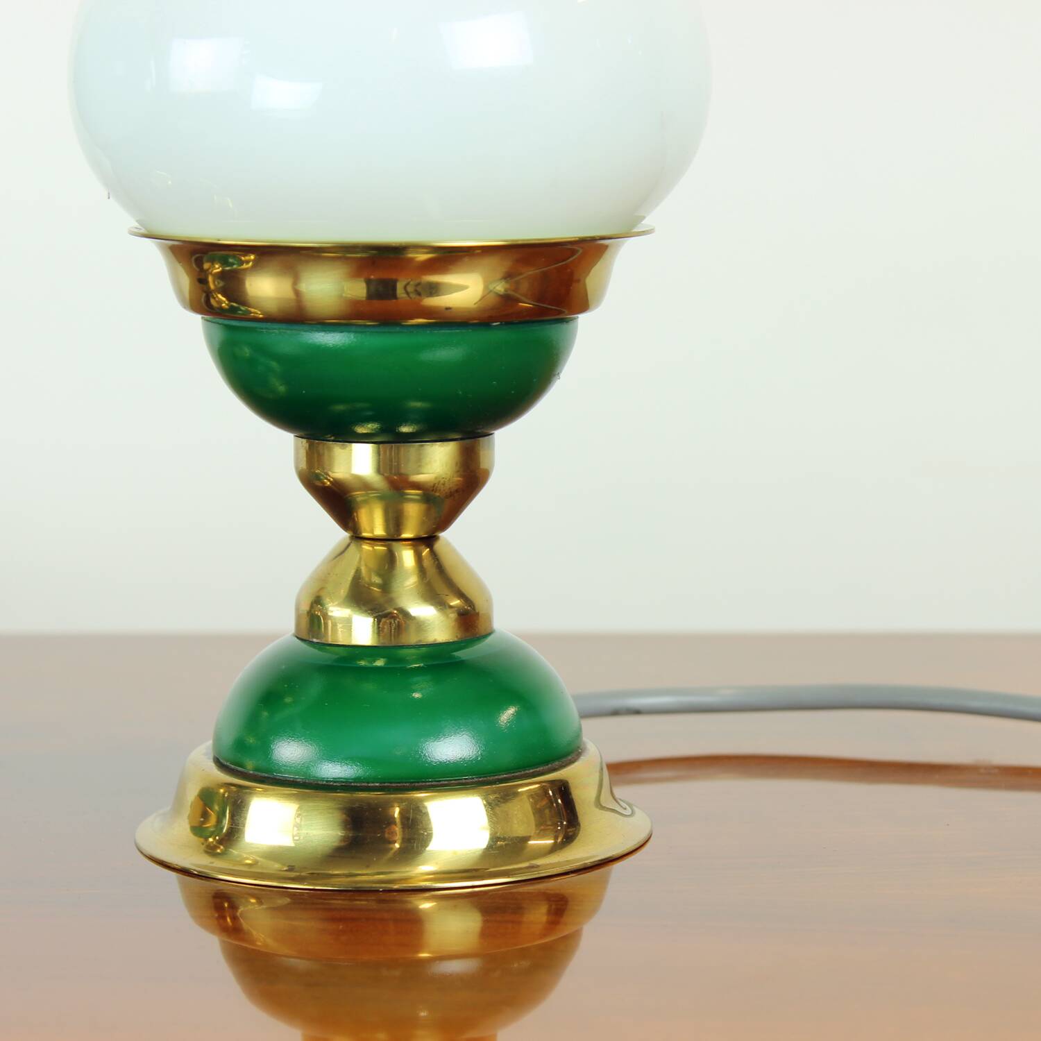 Suite de lampes de table en verre opalin et laiton, Tchécoslovaquie 1955