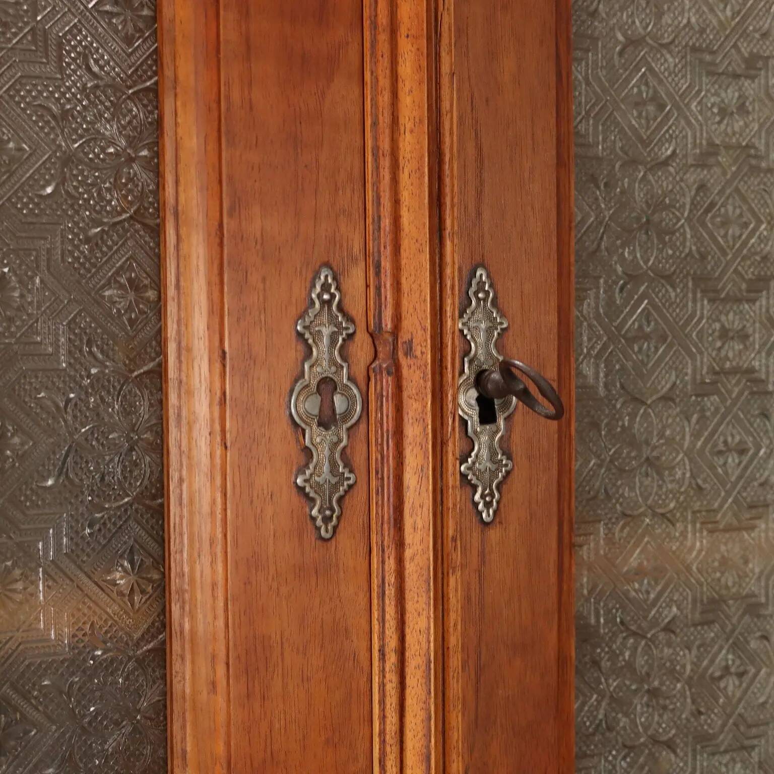 Armoire ancienne en noyer avec portes et tiroirs en verre, France, 18ème s