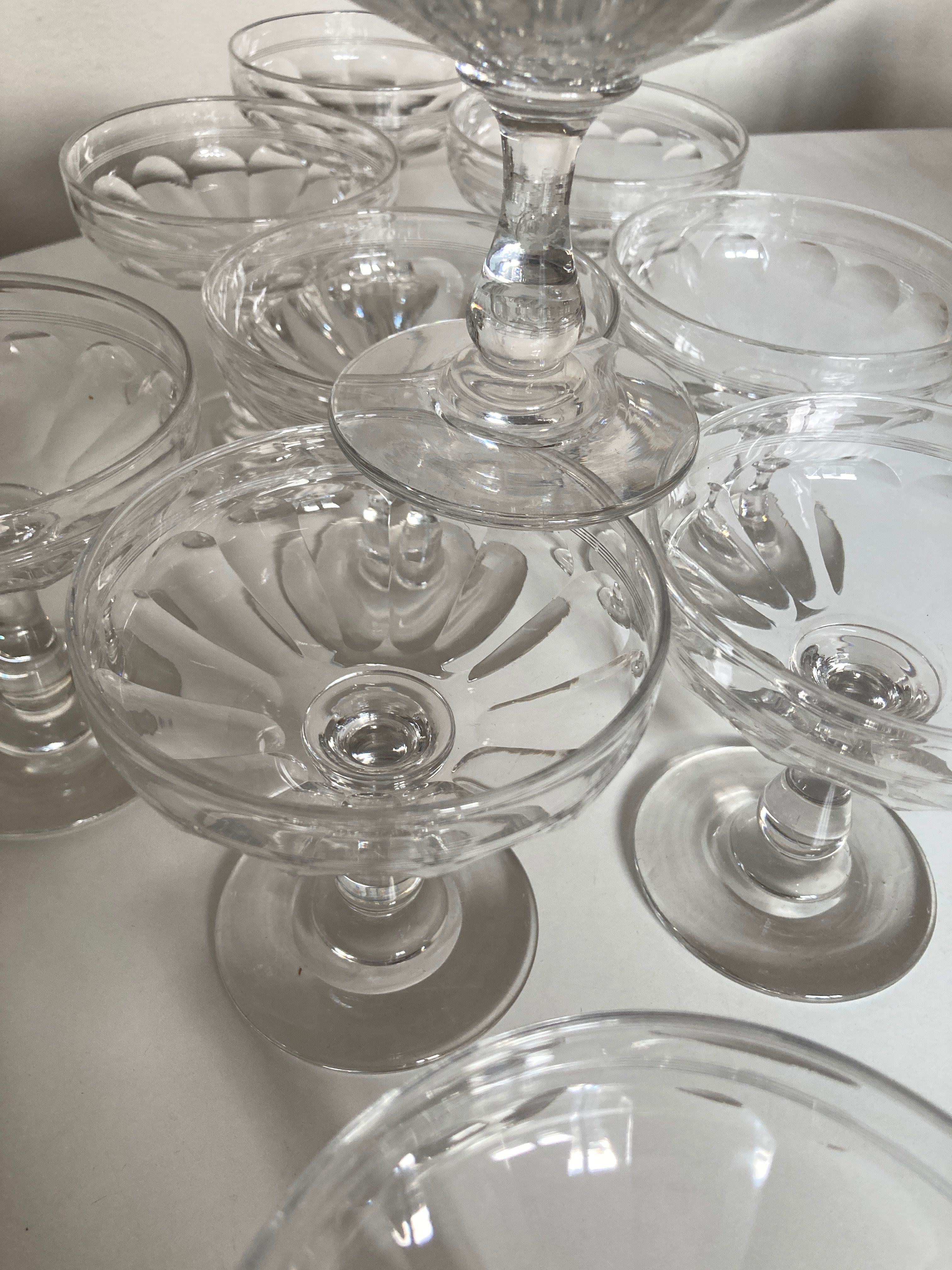Set of 10 glasses of champagne 1870 in crystal ringing with flat ribs