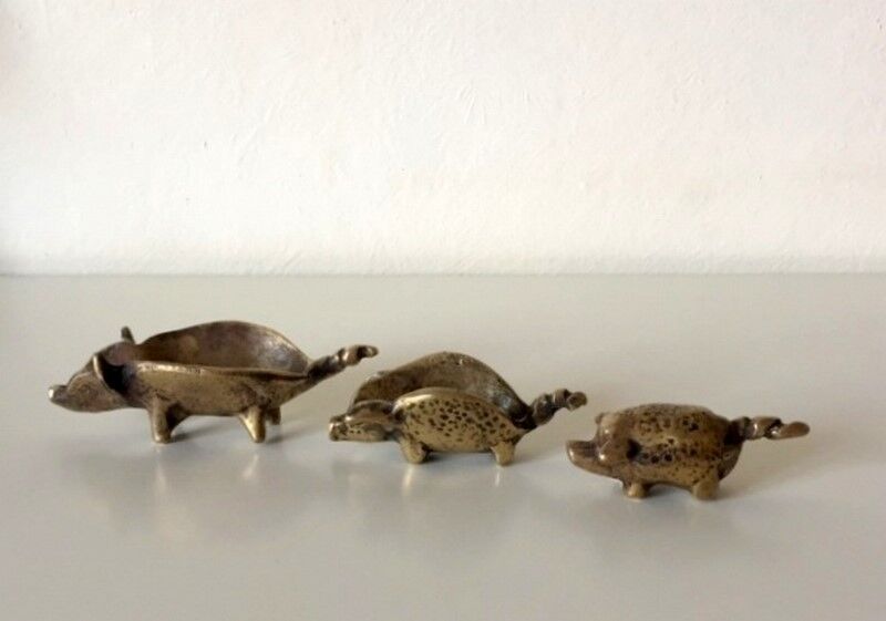 Stackable ashtrays in the shape of a pig