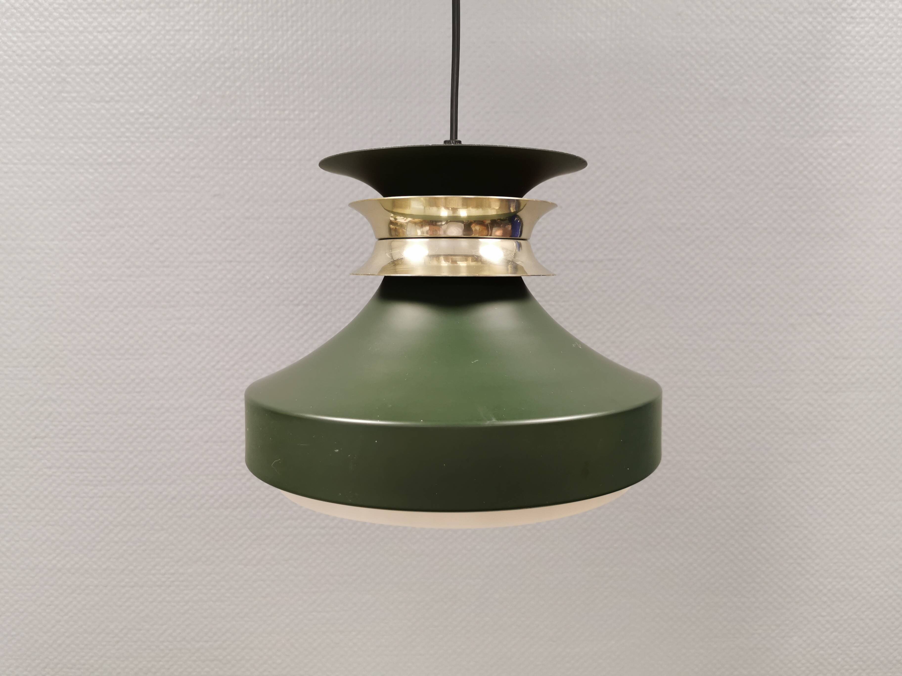 Hanging lamp in green lacquered metal with golden “ring” and bottom grille.