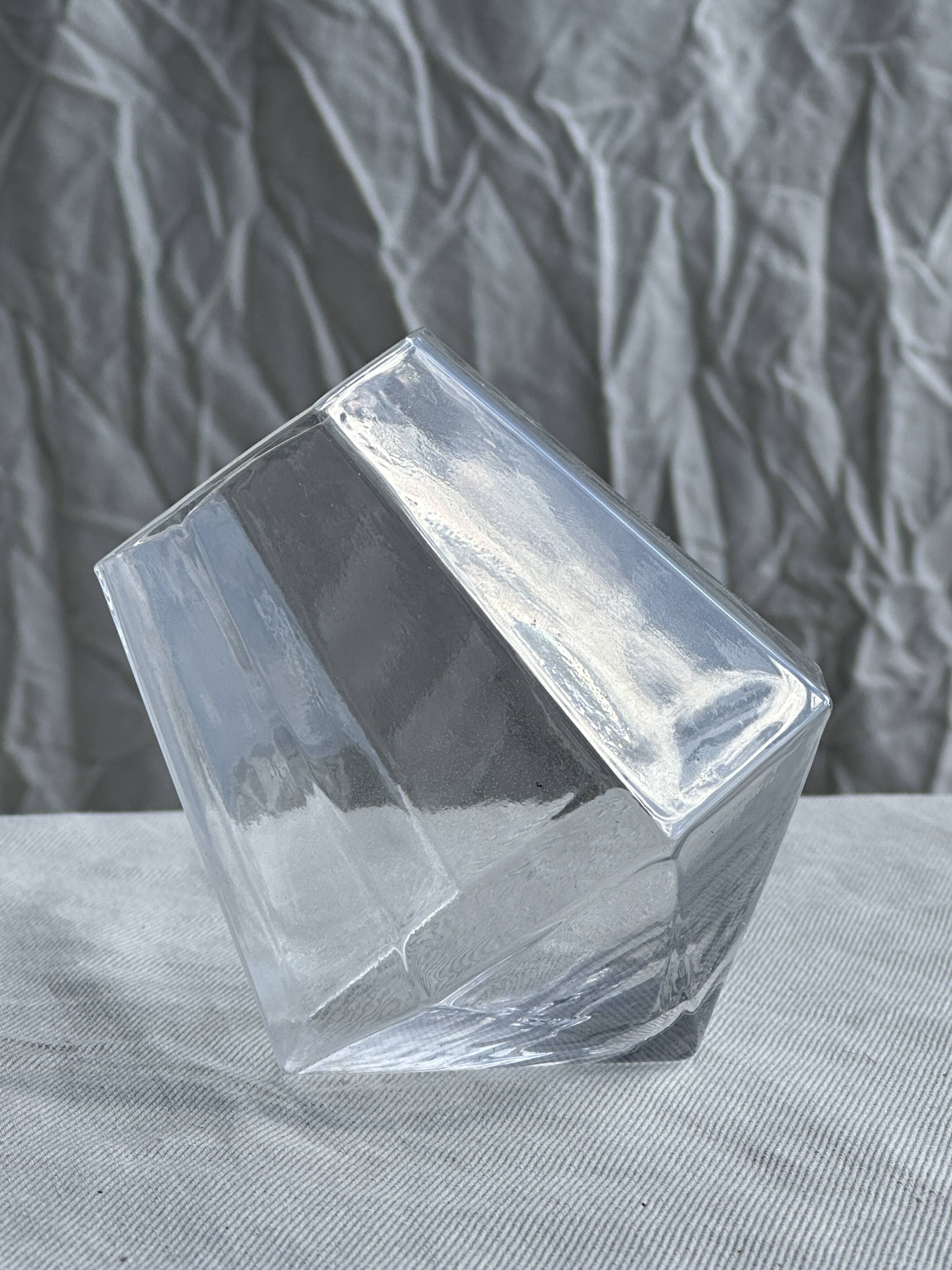 Small geometric carafe with diamond-shaped stopper and its 4 glasses