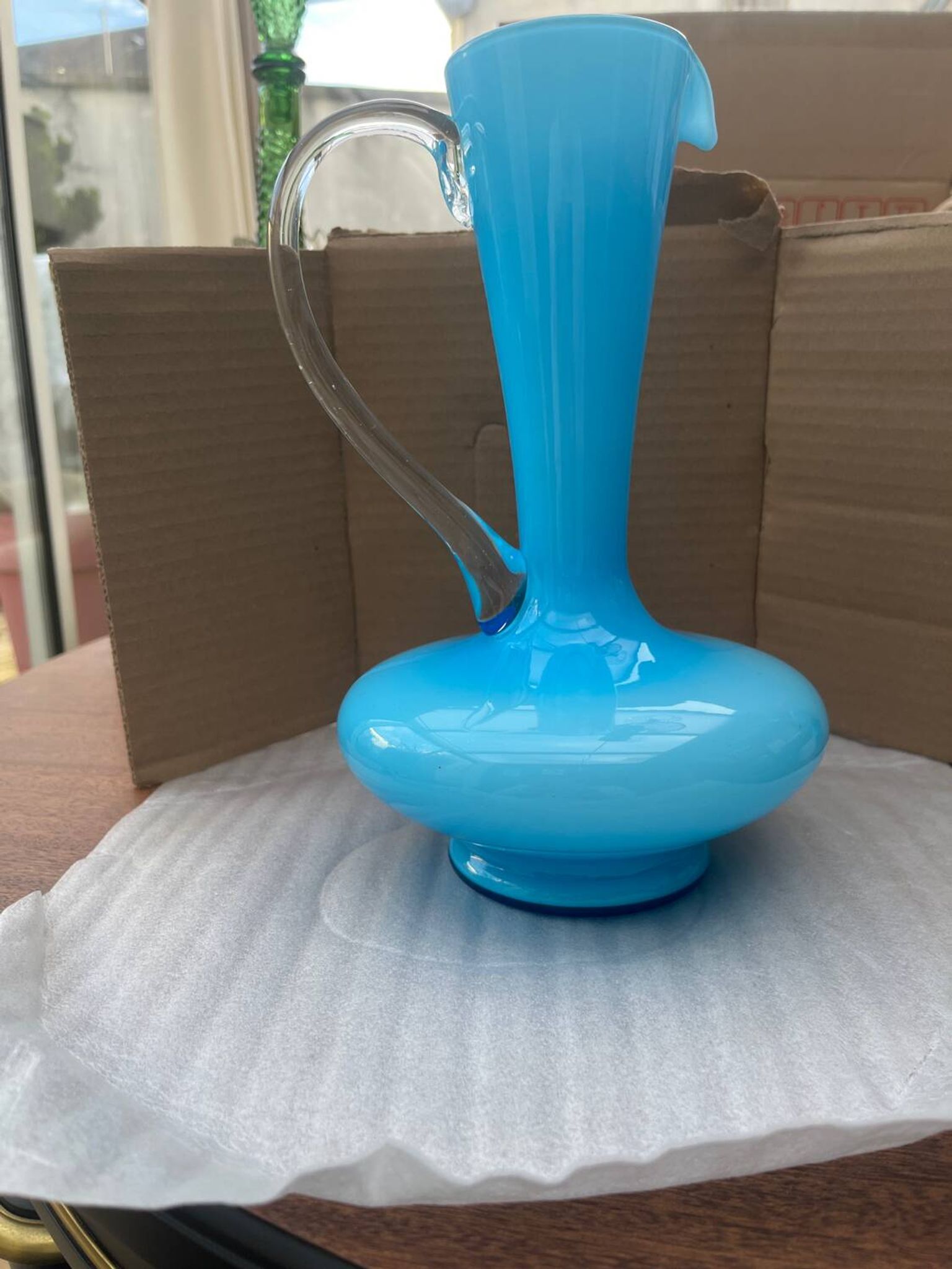 Vase, carafe en opaline bleue avec anse transparente