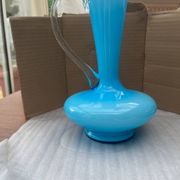 Vase, carafe en opaline bleue avec anse transparente