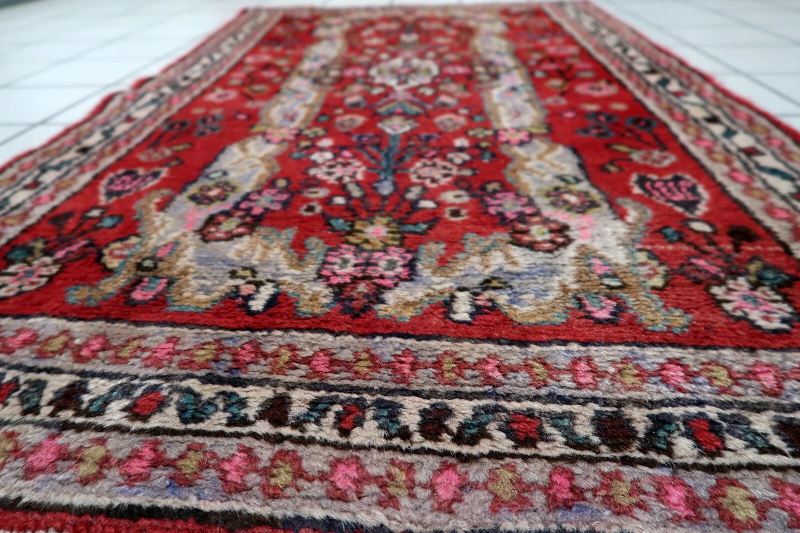 1920s handmade antique wool floral medallion rug, red, 87 × 151 cm - 1C1297