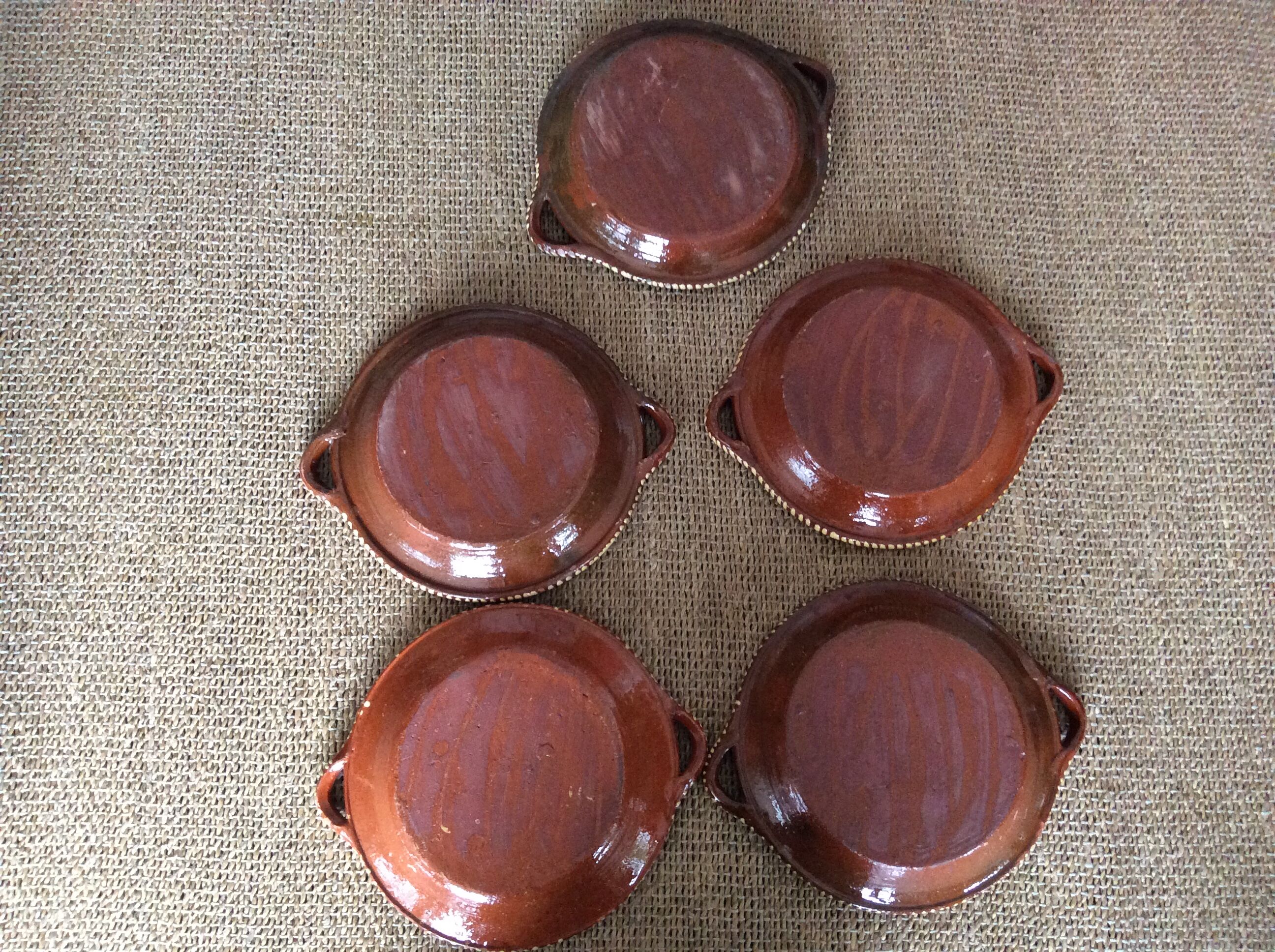 5 flat plates in glazed terracotta