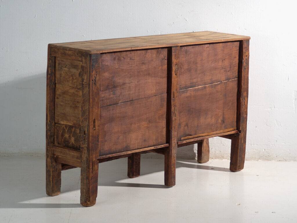 Buffet ancien peint en bois d’orme – Chine, vers 1950
