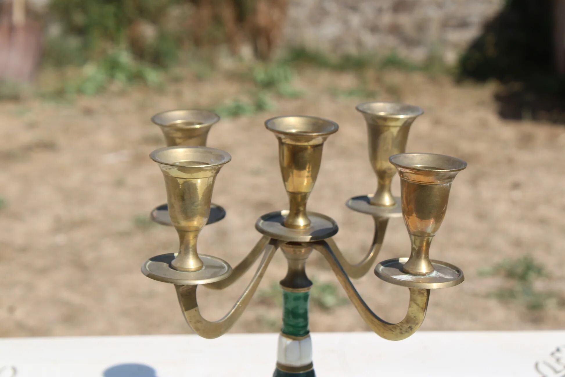 Vintage 5-light candelabrum in brass – Green and white decor
