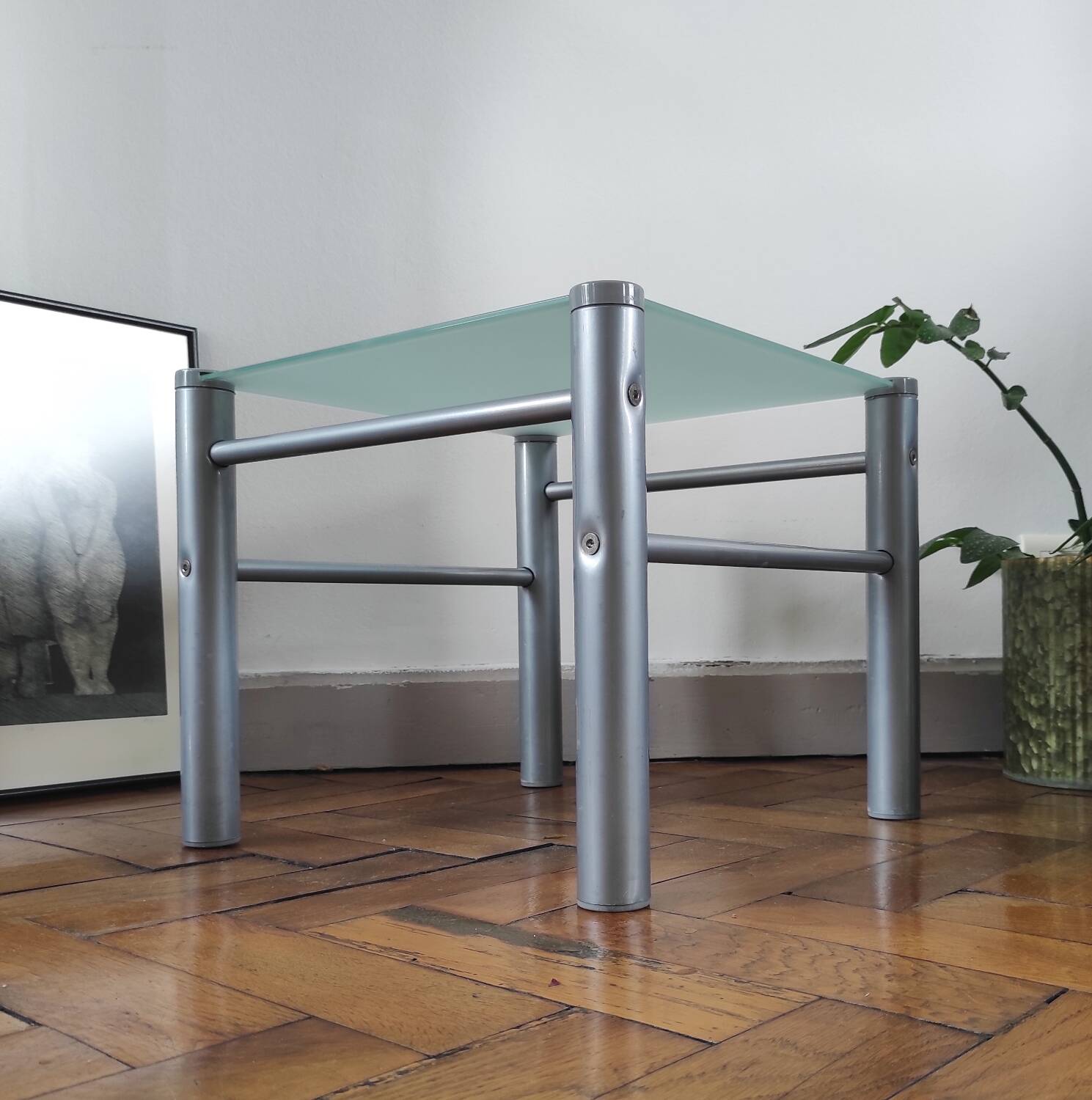 Side table / Vintage end table in frosted glass and metal – An