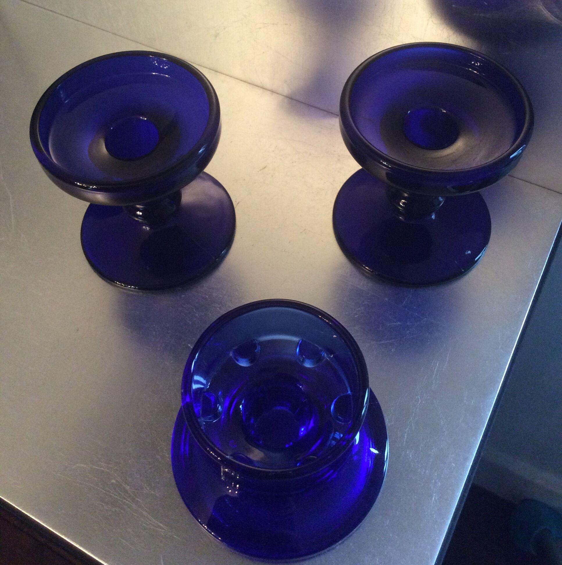 Série de 3 bougeoirs vintage années 70 en verre bleu