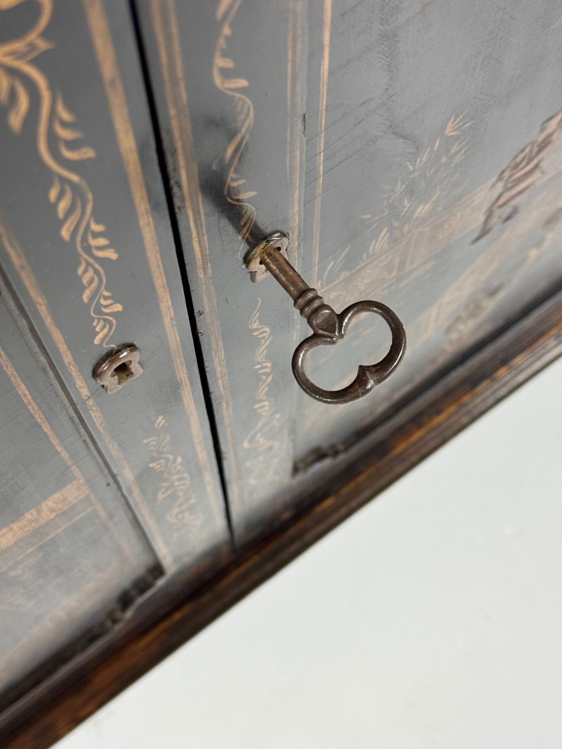 Cabinet laqué chinoiserie du 20e siècle anglais