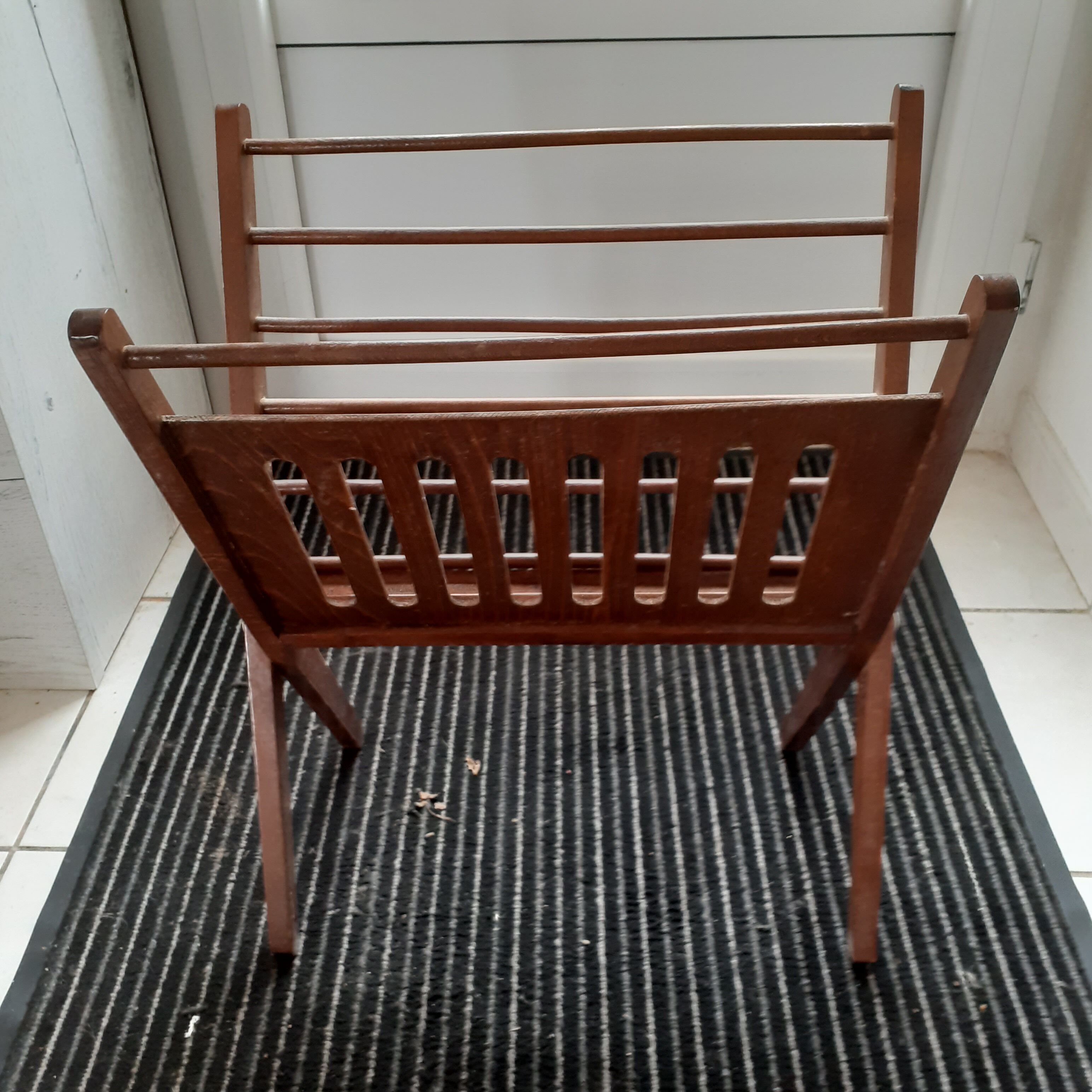 Scandinavian style magazine holder foldable