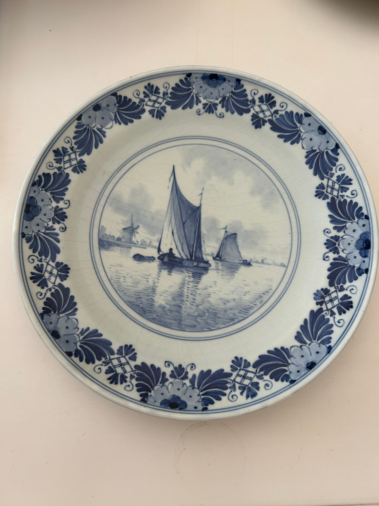 Decorative plate in blue Delft pottery