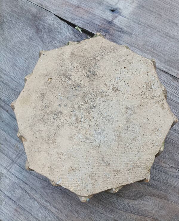 Plateau de jeu ancien en pierre sculptée