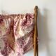 Travailleuse / panier sur pied ancien en bois de hêtre et toile de jouy début xx