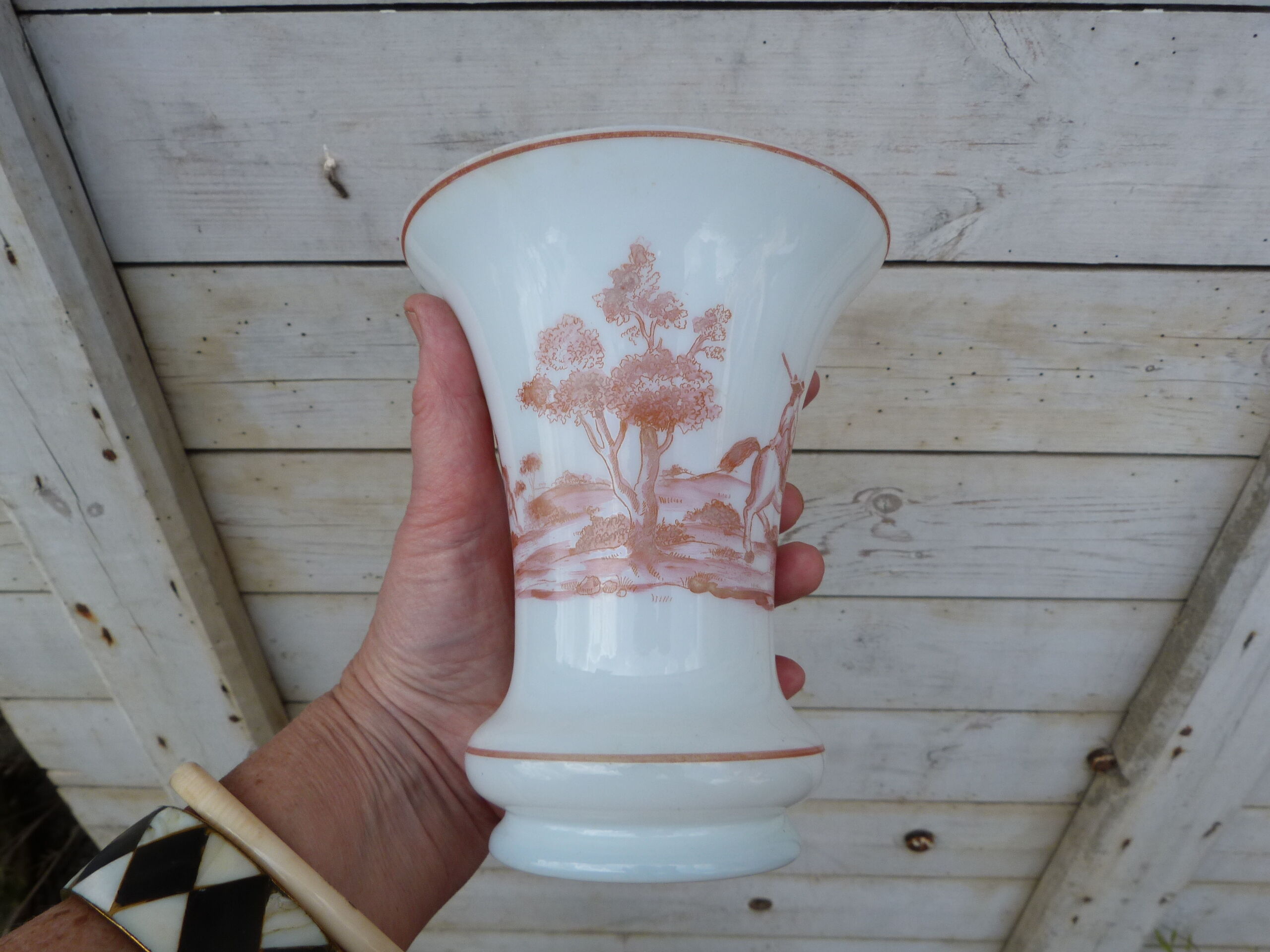 Vase en opaline motifs en grisaille rouge Chasse au Sanglier