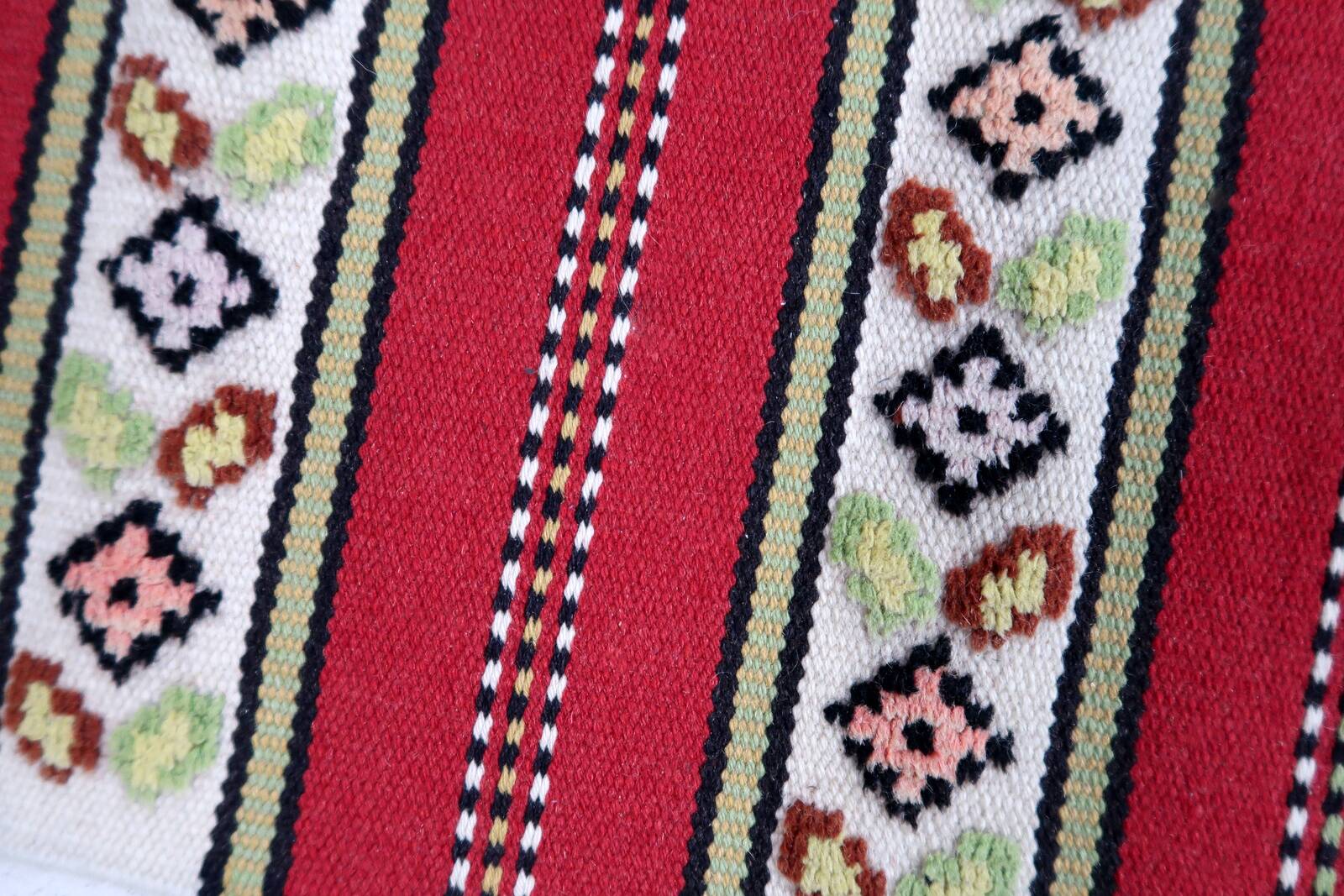 Tapis Vintage Tekke Turkmène Fait Main en Laine – Années 1960 – 126 x 188