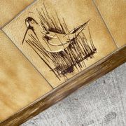 Table basse vintage 70s bois et carreaux céramique motifs oiseaux nature