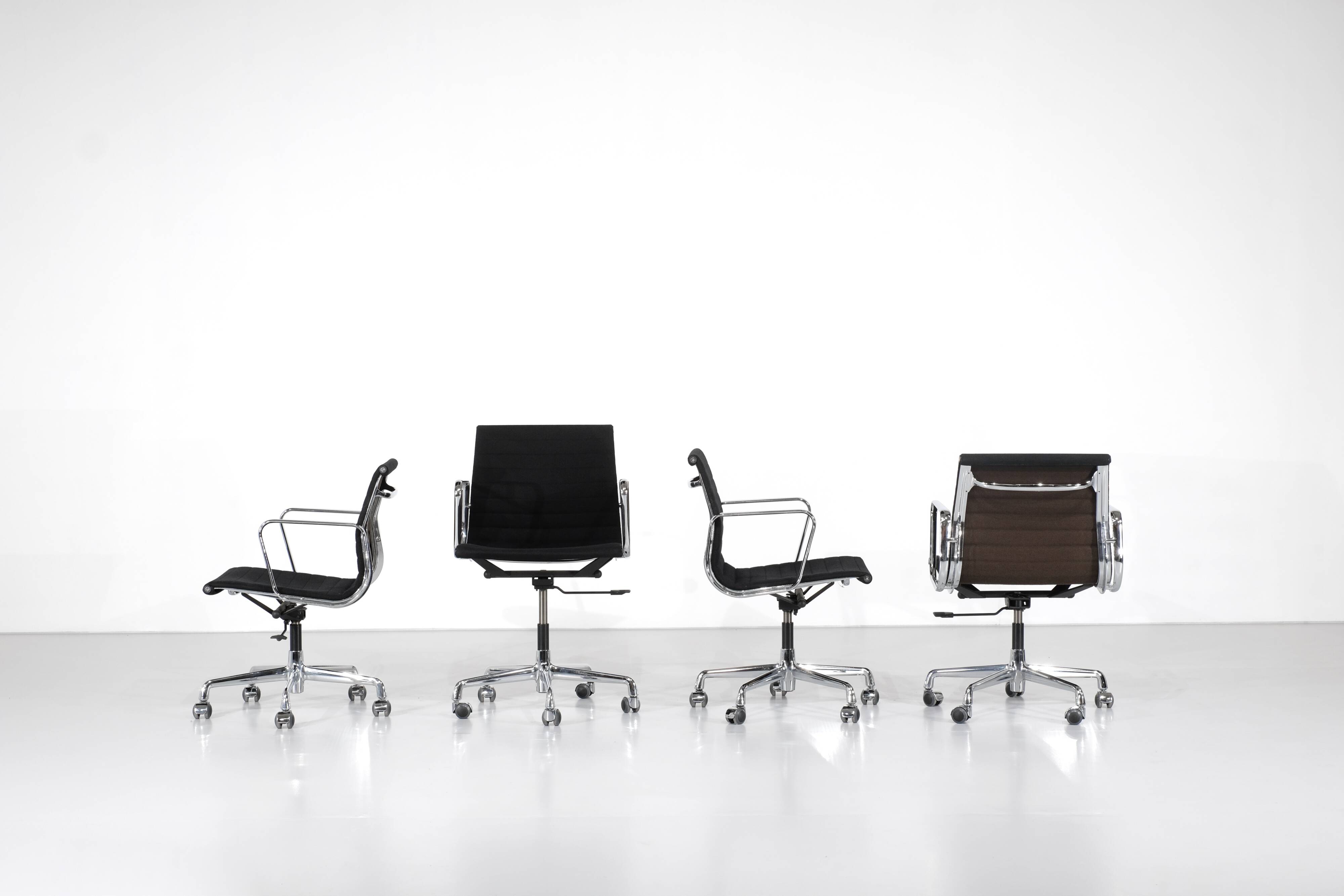 Ensemble de fauteuils " EA 117 " Charles Ray Eames pour ICF USA 1969.