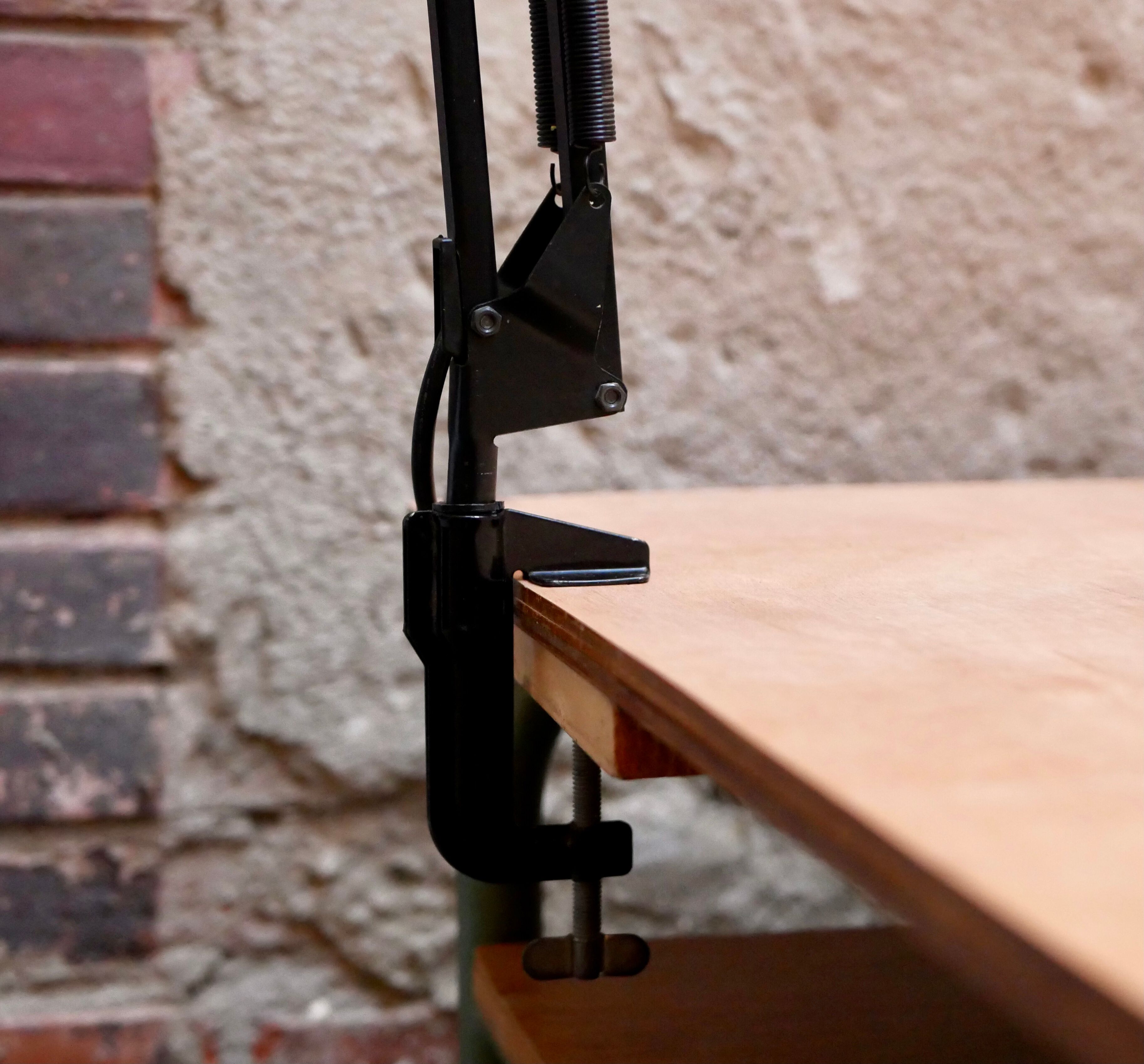 Black twist articulated lamp