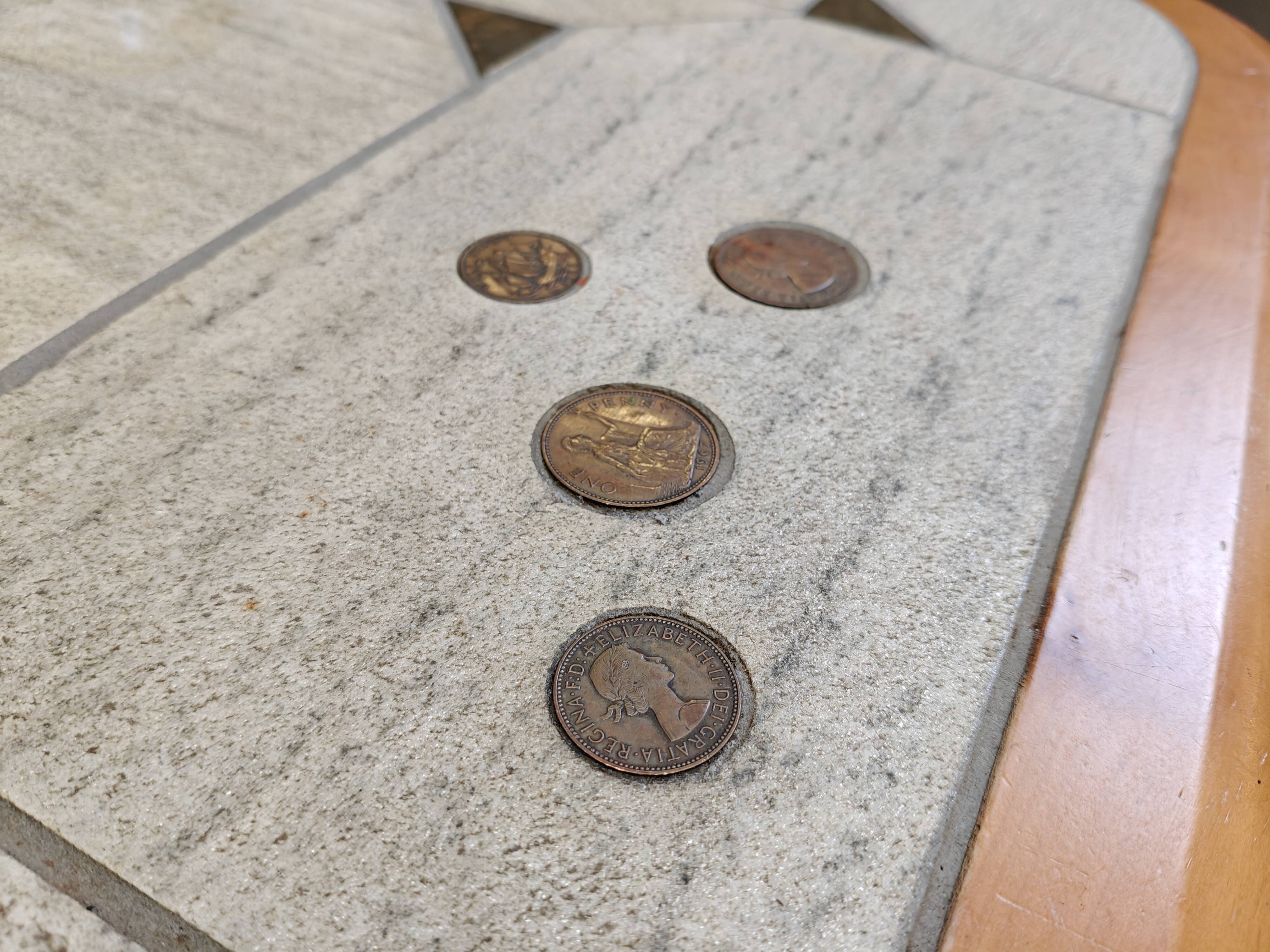 Table basse triangulaire attribuée à Paul Kingma, années 1980