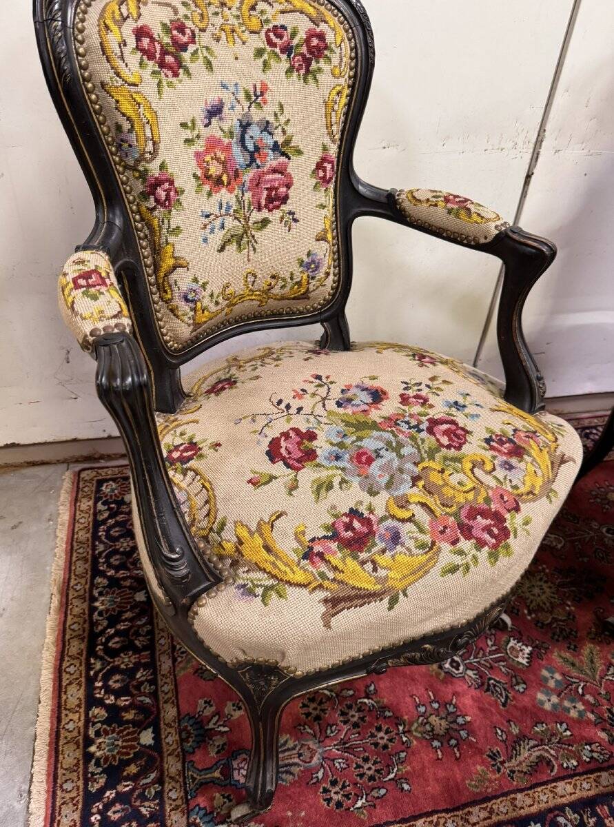 Paire de fauteuils style Louis XV en bois noirci, vers 1850