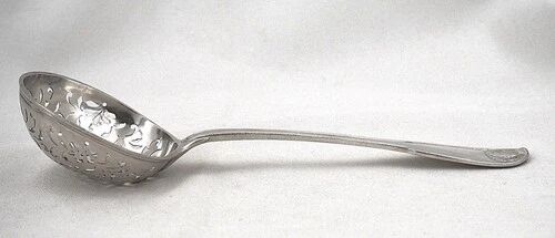 Silver sugar sifter from the 18th century, 23 cm, shell pattern, 106 g.