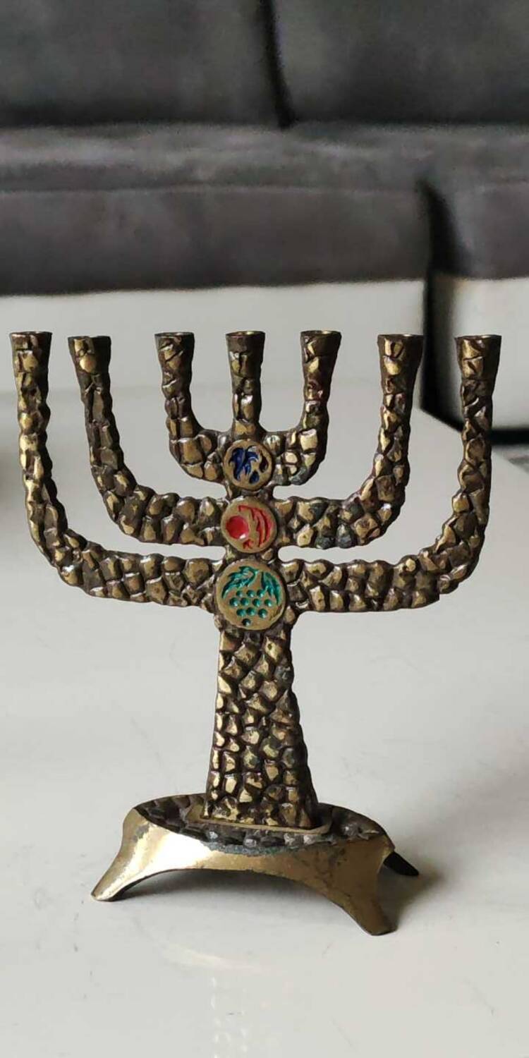Menorah/Candlestick with 7 light arms. In old gold patinated brass/Decor 12 astrological signs. Engraved Jerusalem. Height 14 cm