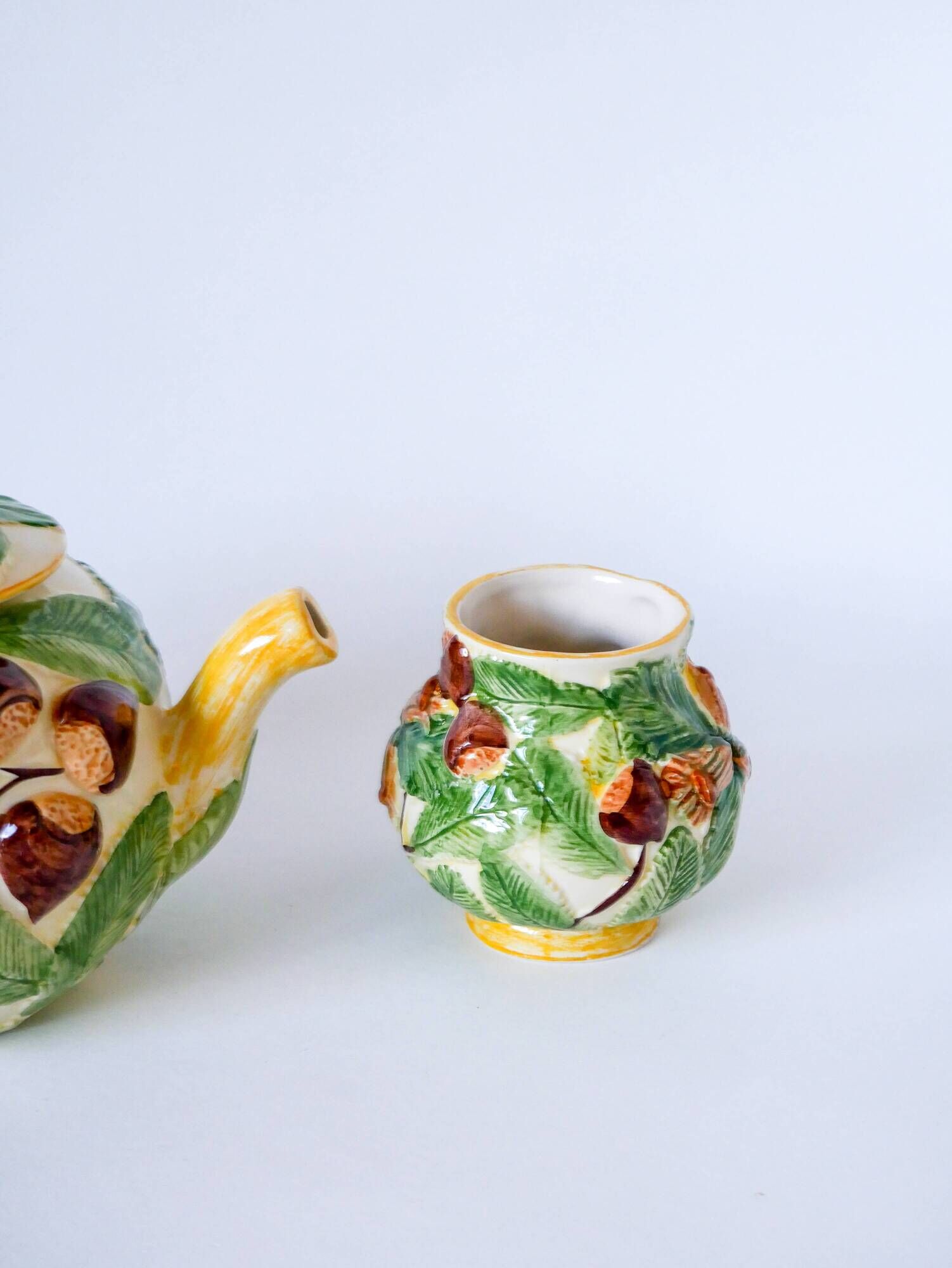 Tea service consisting of a teapot, a milk jug and a numbered hazelnut slip sugar bowl
