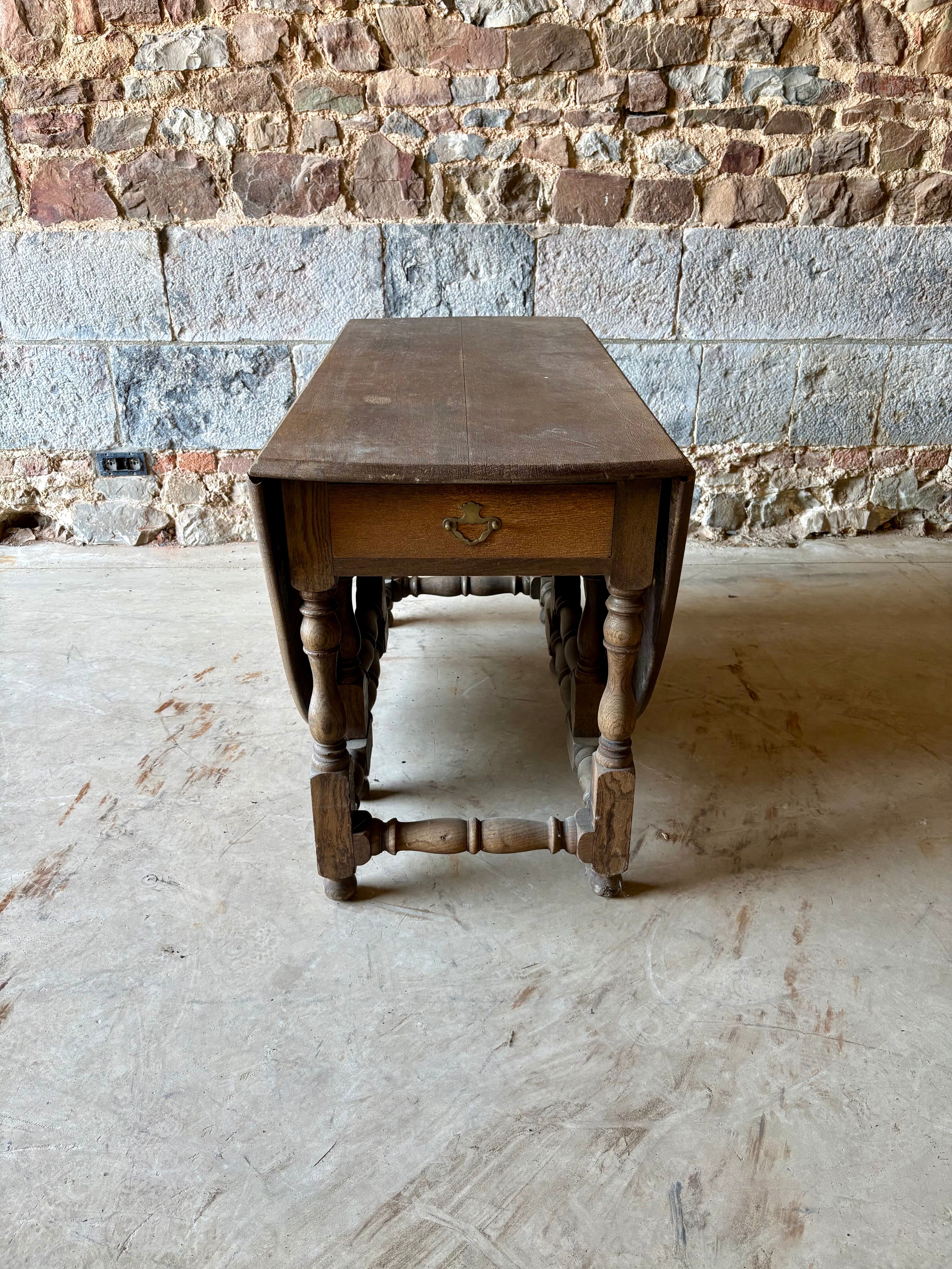 Large drop-leaf table in solid oak – English country style.