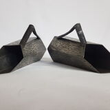 Deux vases en étain d'art texturé au design original Irman