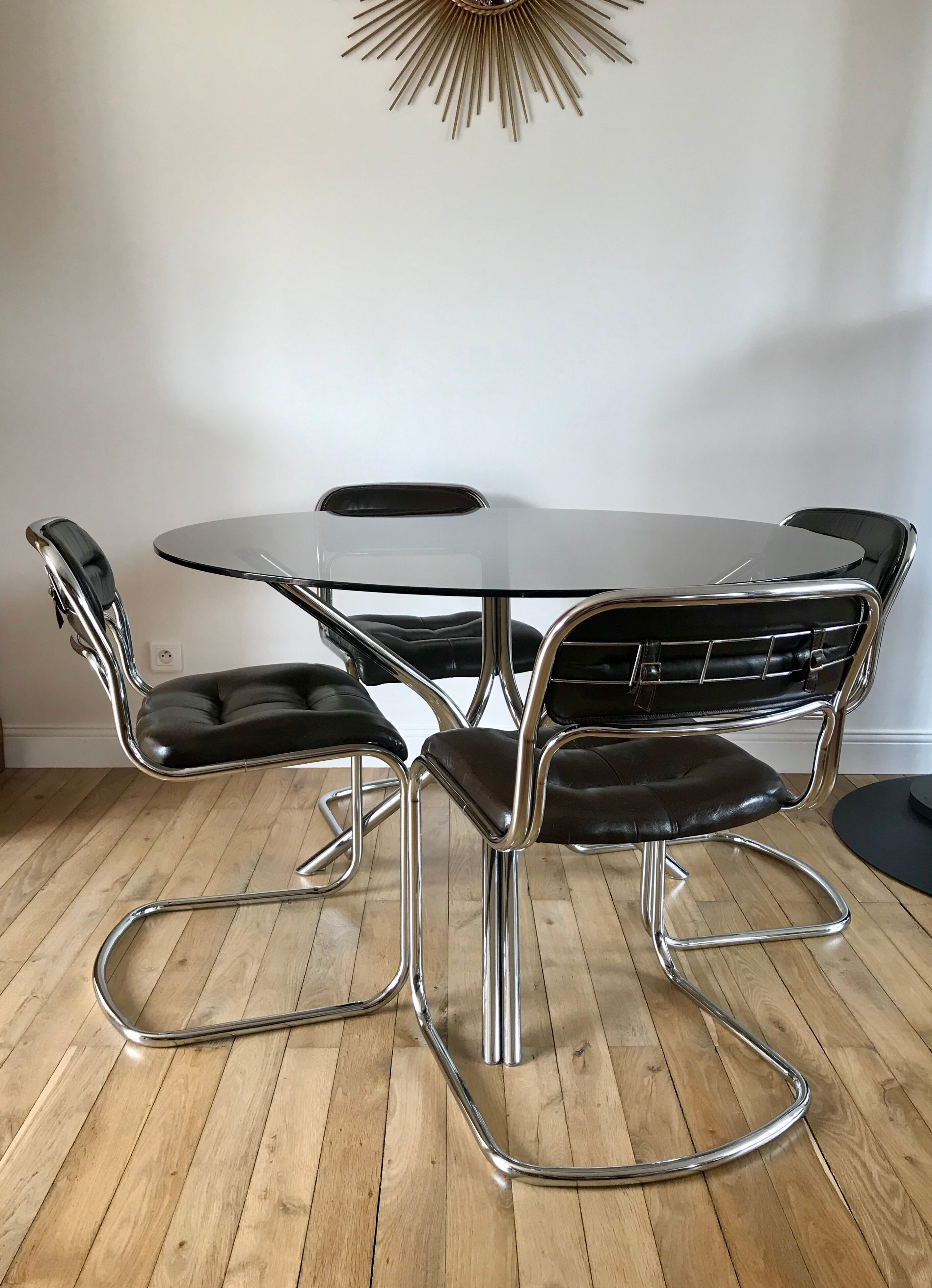 Set consisting of a table in chrome and smoked glass and its 4 tubular chairs in chrome and skaï a