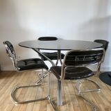 ensemble composé d'une table en chrome et verre fumé et ses 4 chaises tubulaires en chrome et skaï a