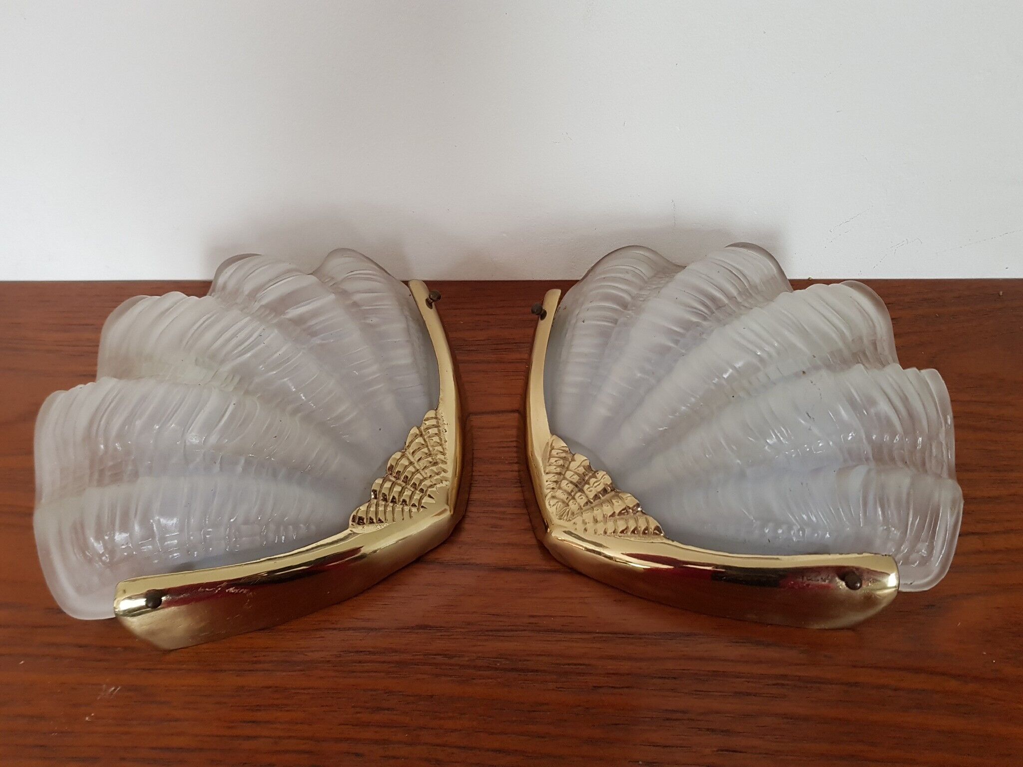 Art deco shape shell wall light