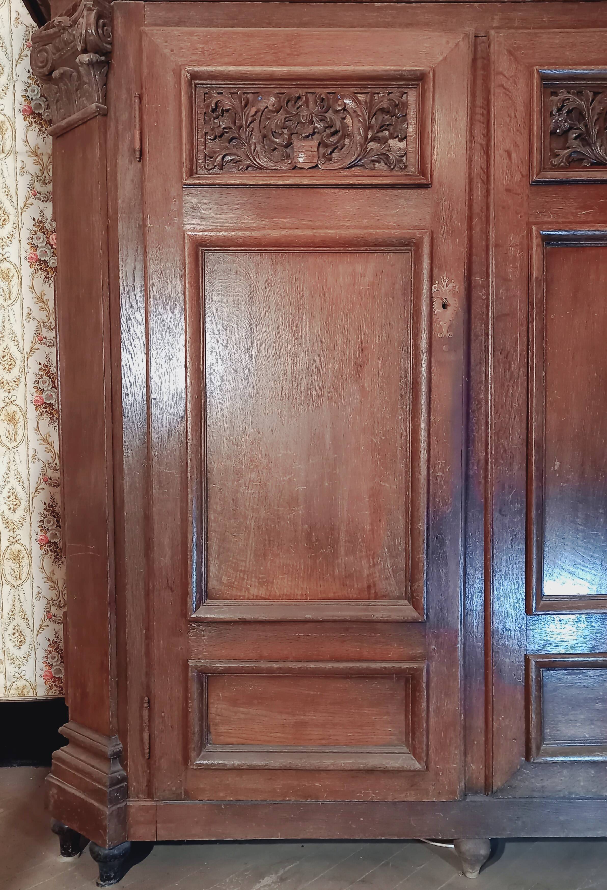 Grande garde-robe en chêne début 18e s.