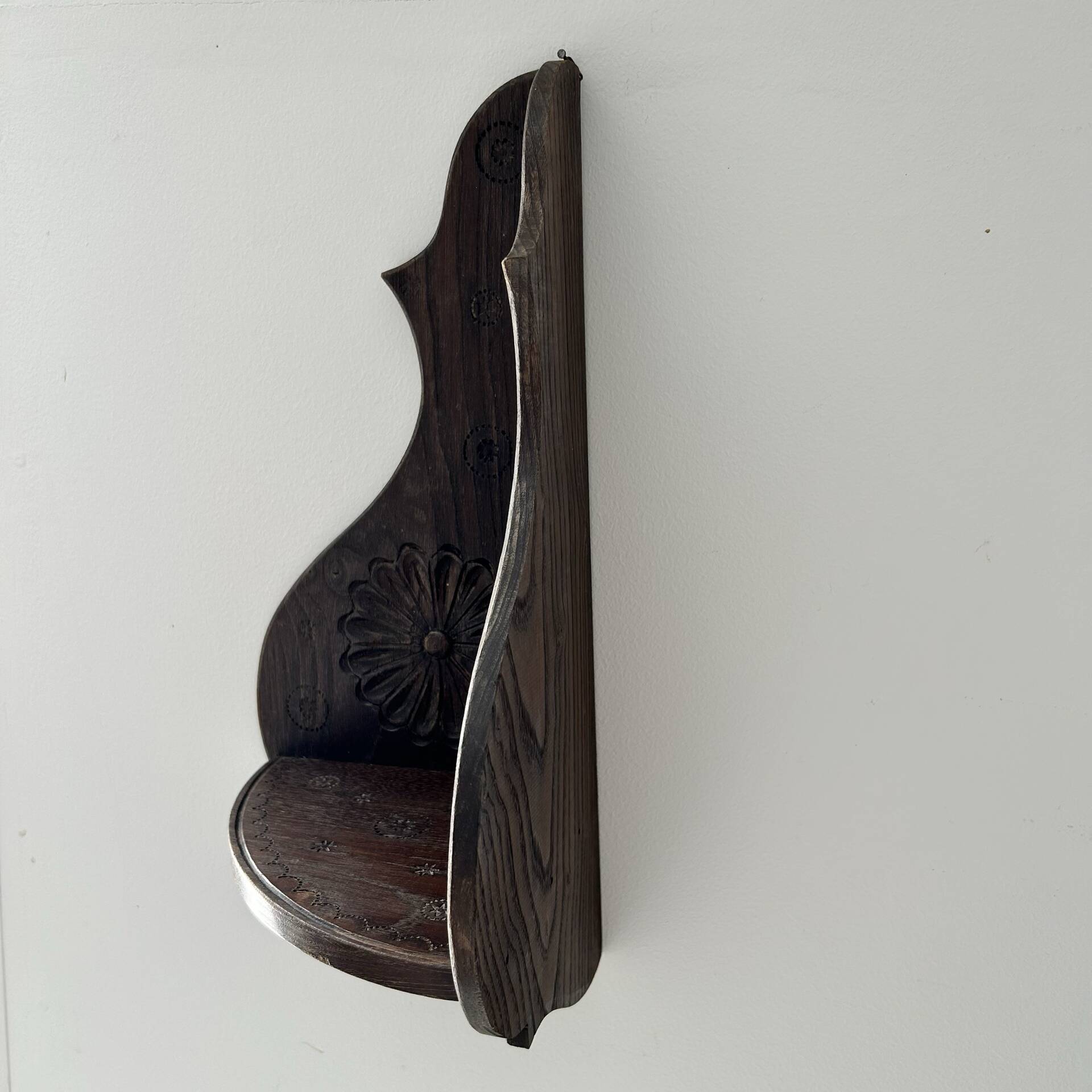 Breton corner shelf