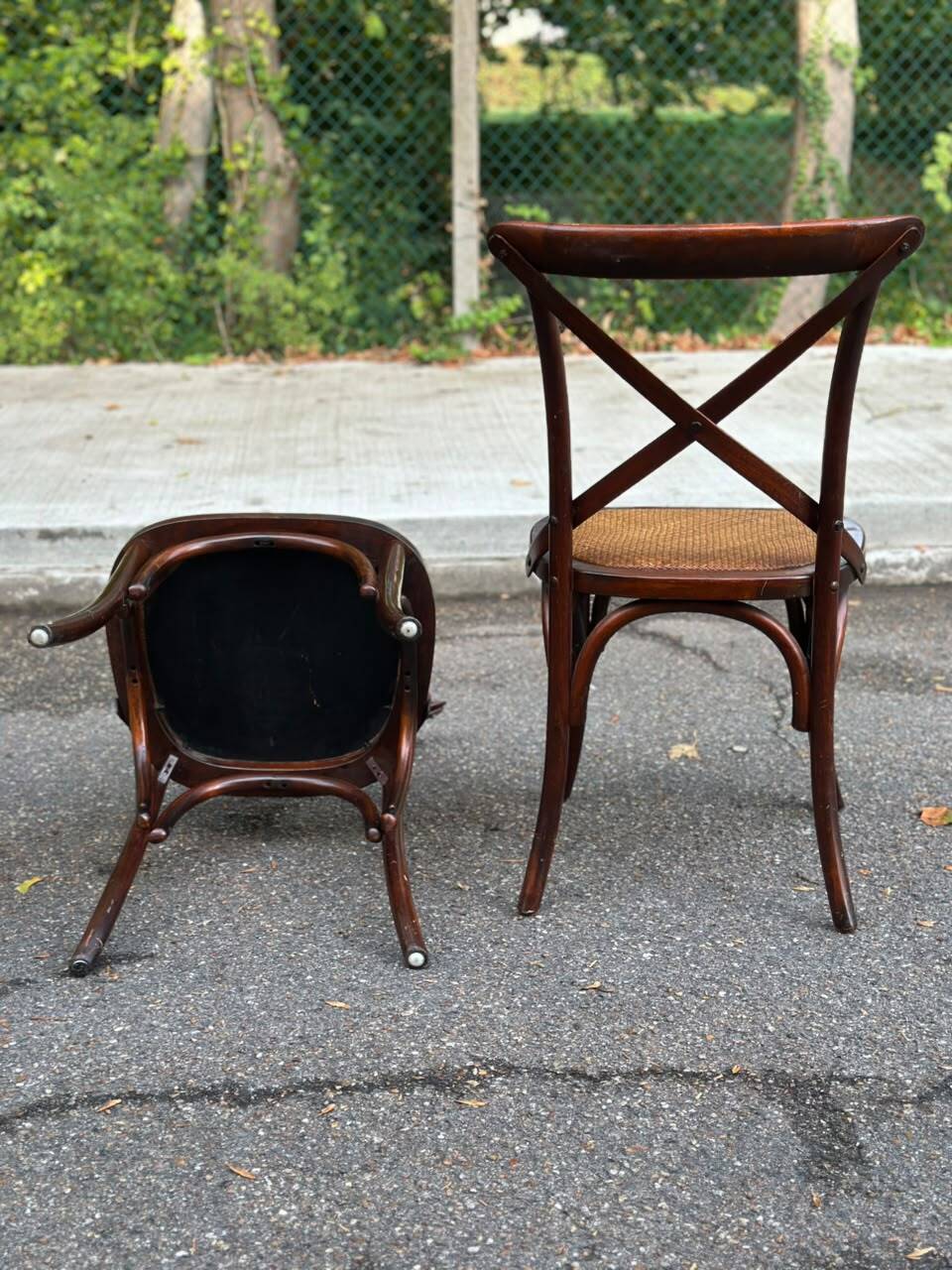 4 bistro chairs with curved wooden backs and cross braces / Crossback