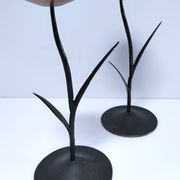 Paire de bougeoirs forme fleurs métal noir et cuivre
