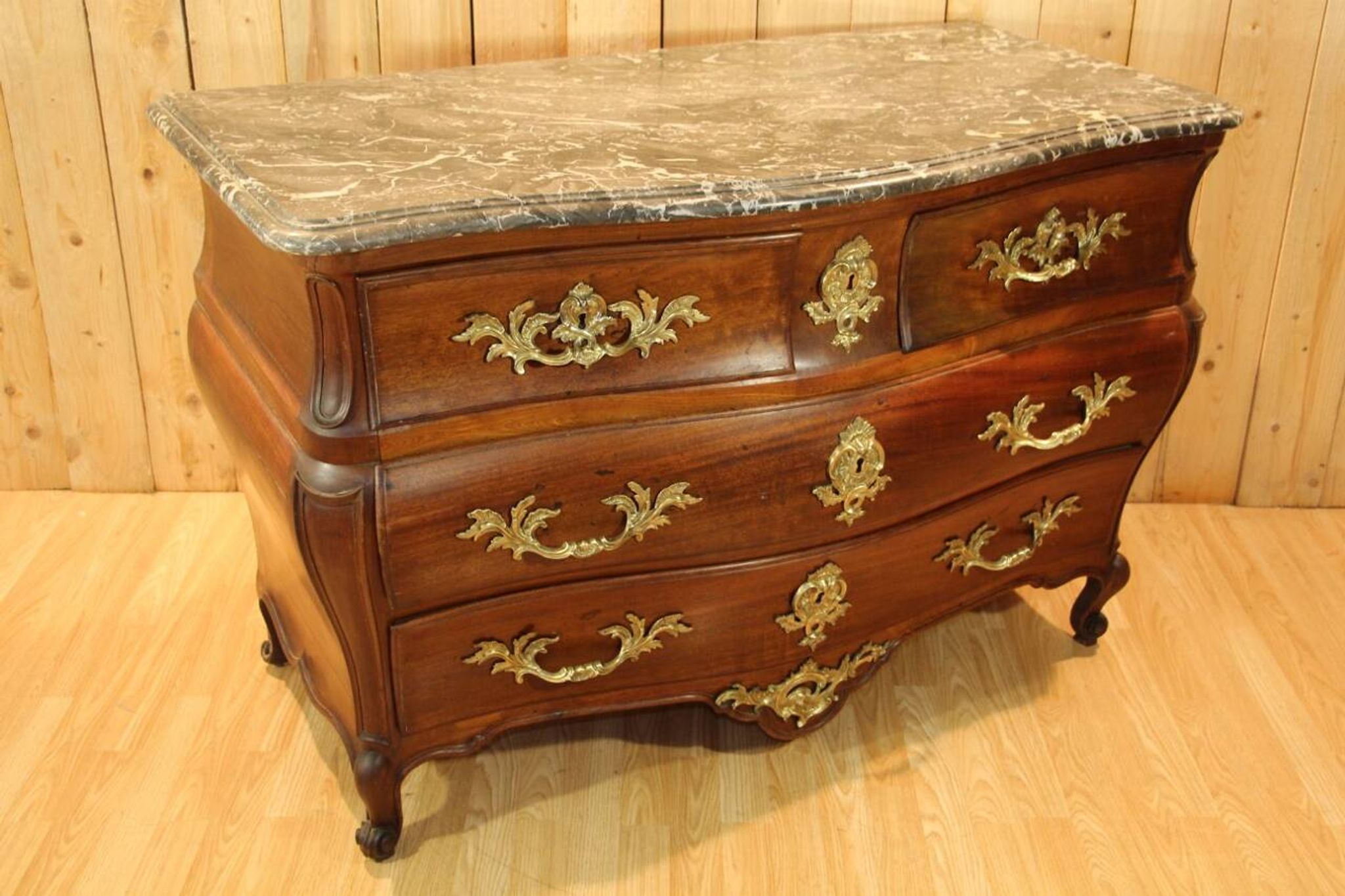 Commode tombeau début XVIIIème en acajou , travail de port