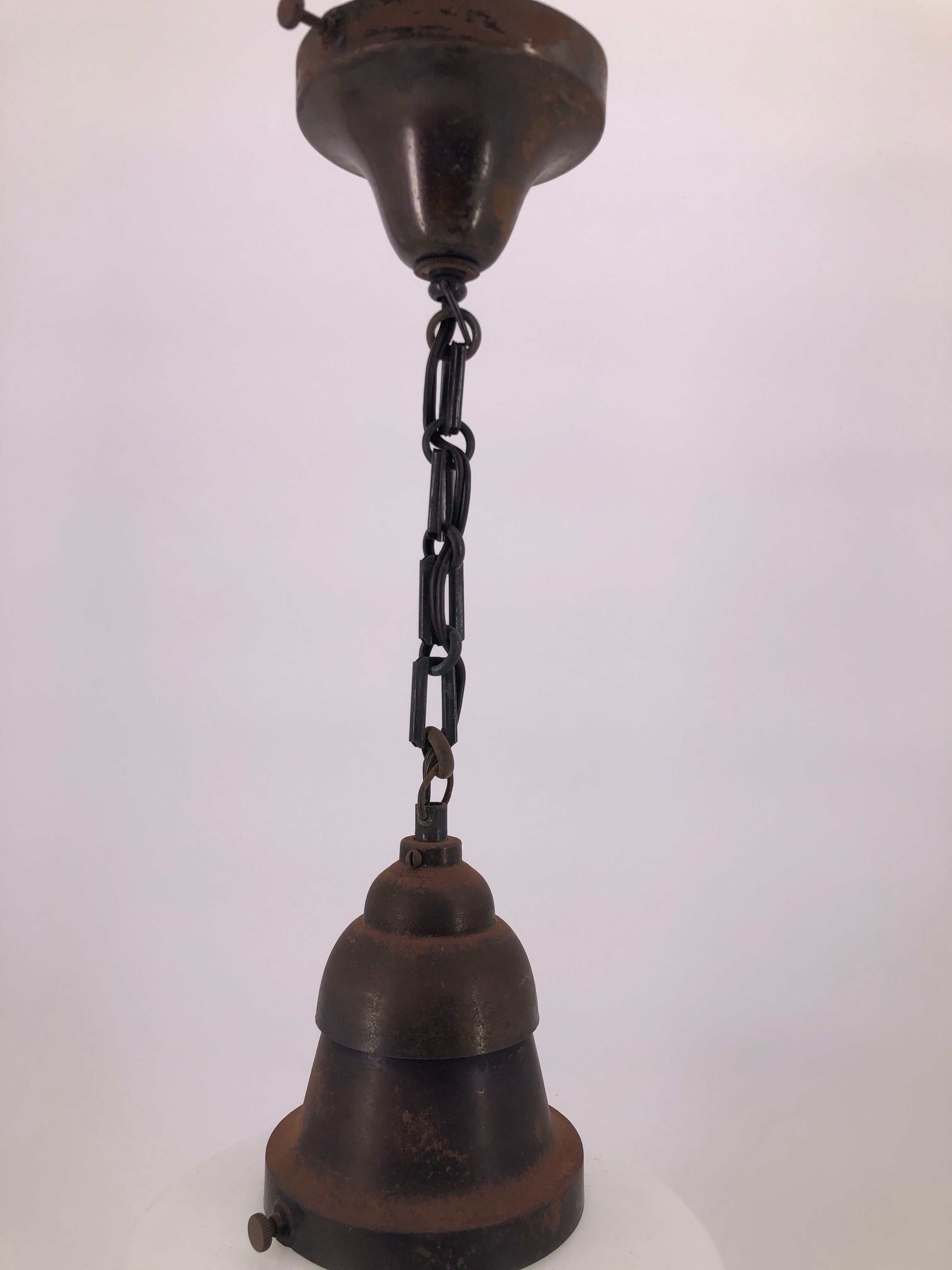 Suspension française avec une opaline et chaîne et galerie d'origine en cuivre patiné