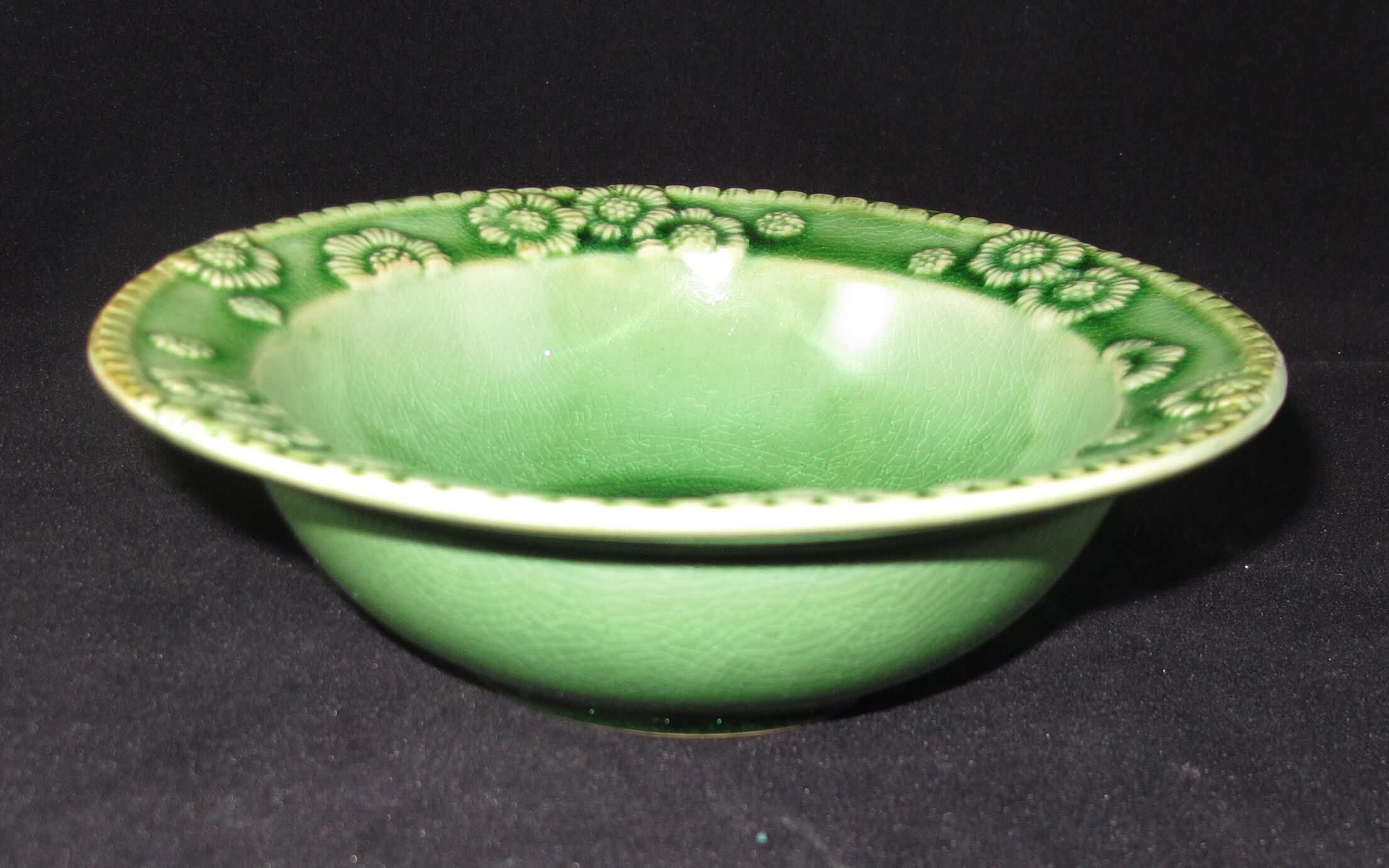 Bowl or empty pocket in green porcelain