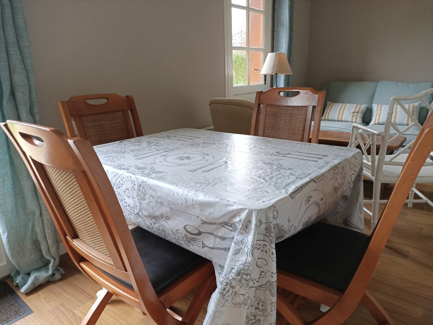 Set of 4 wood and leather chairs