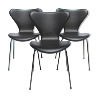 Ensemble de trois chaises séries Sept, modèle 3107, conçu par Arne Jacobsen