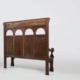 Banc à dossier haut en chêne sculpté de style gothique, France XVIIIe siècle