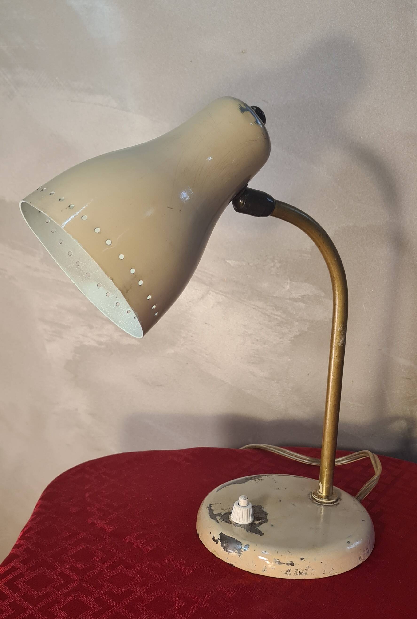 desk lamp 1950 to 60 pretty little model, with its traces of wear please