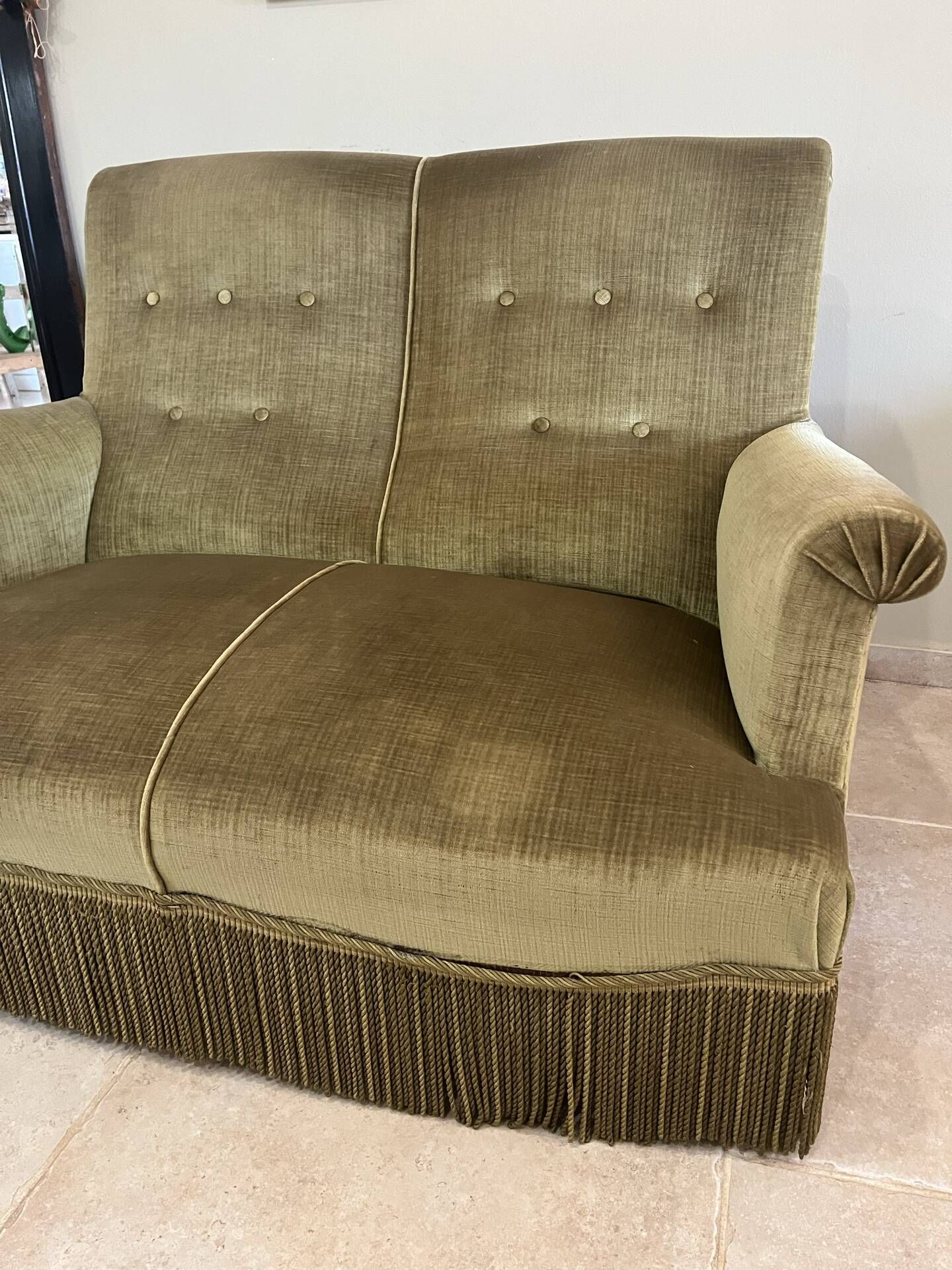 canapé crapaud double vintage en tissu vert olive et passementerie 