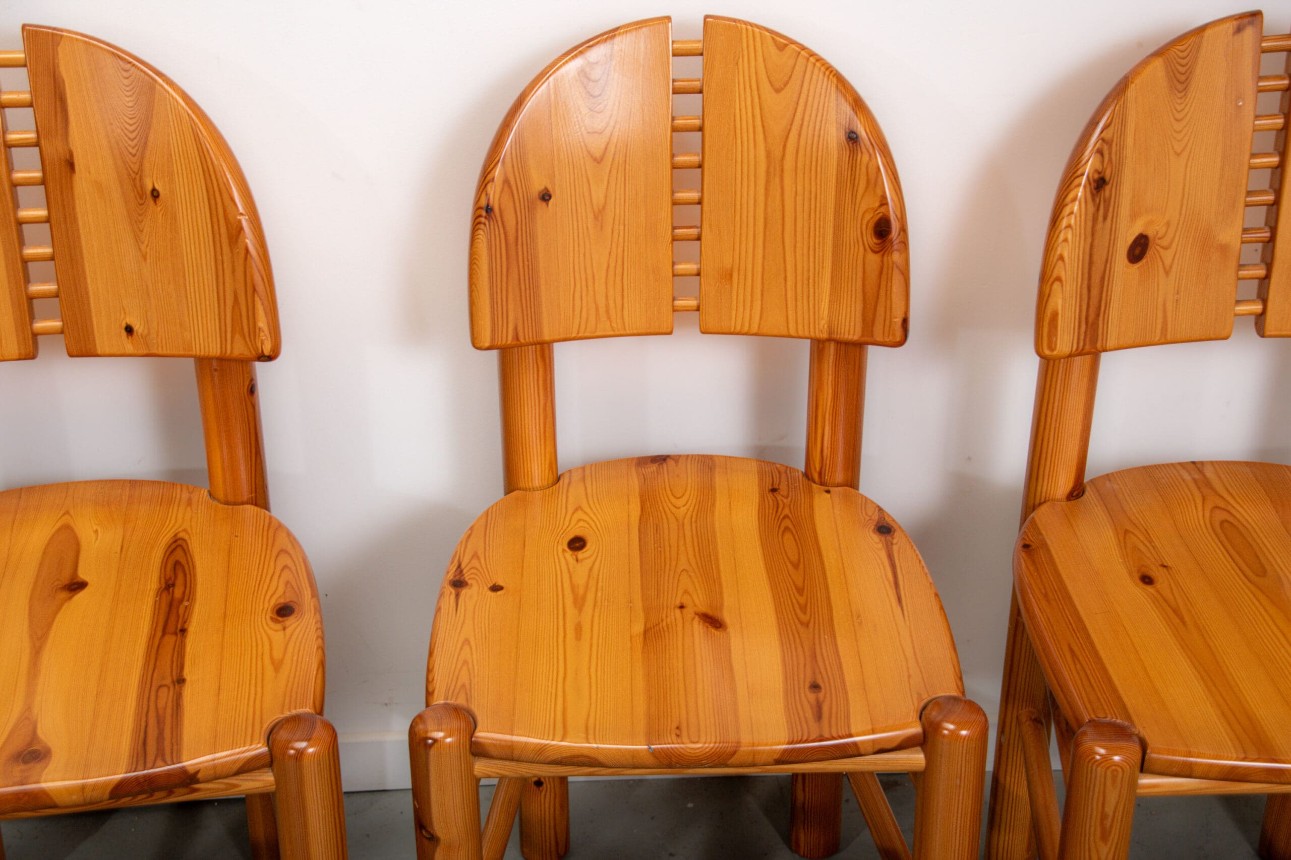 Ranier Daumiller dining room set with 4 chairs and round dining table